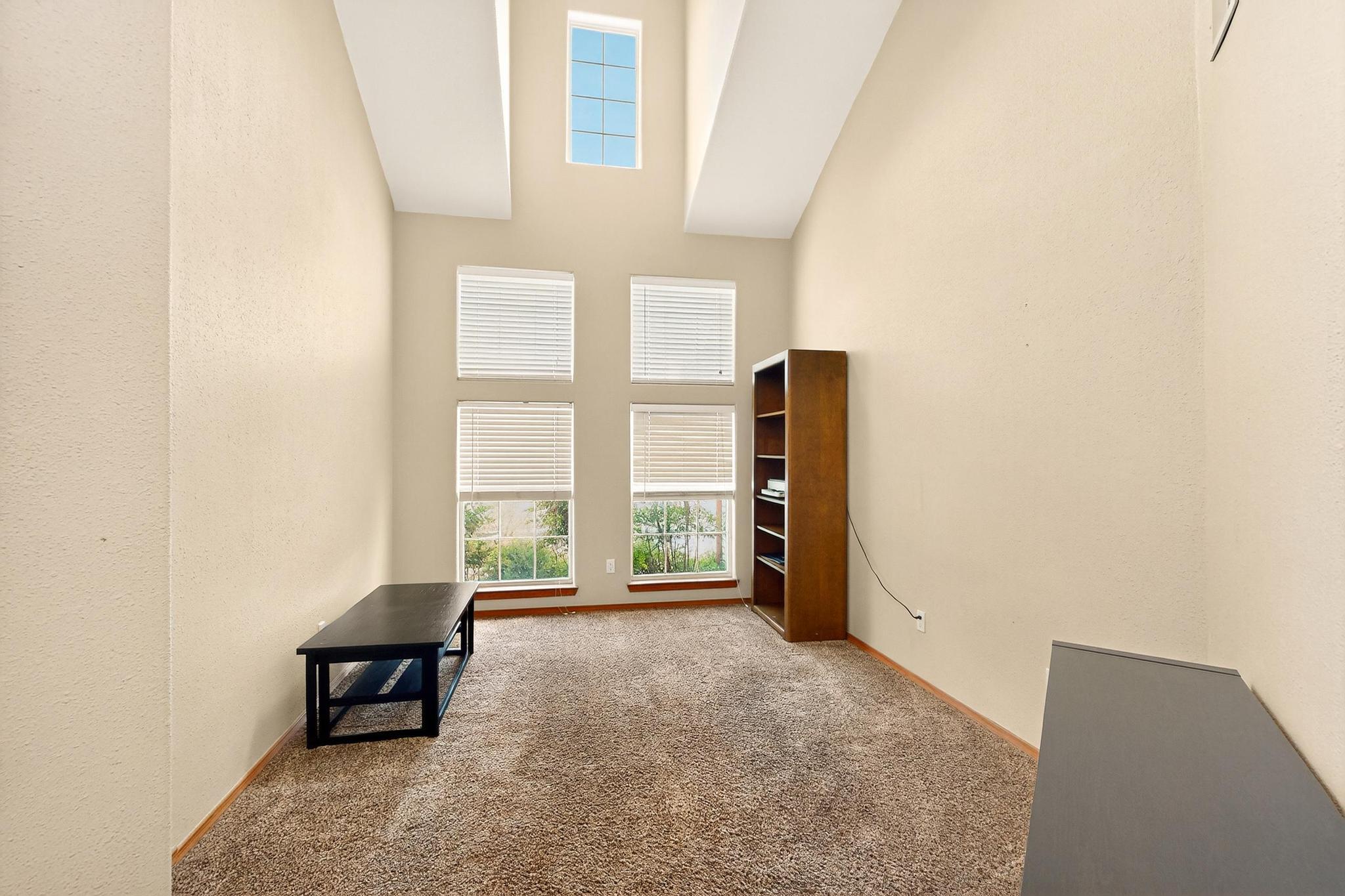 9200 PALOMAS Avenue NE