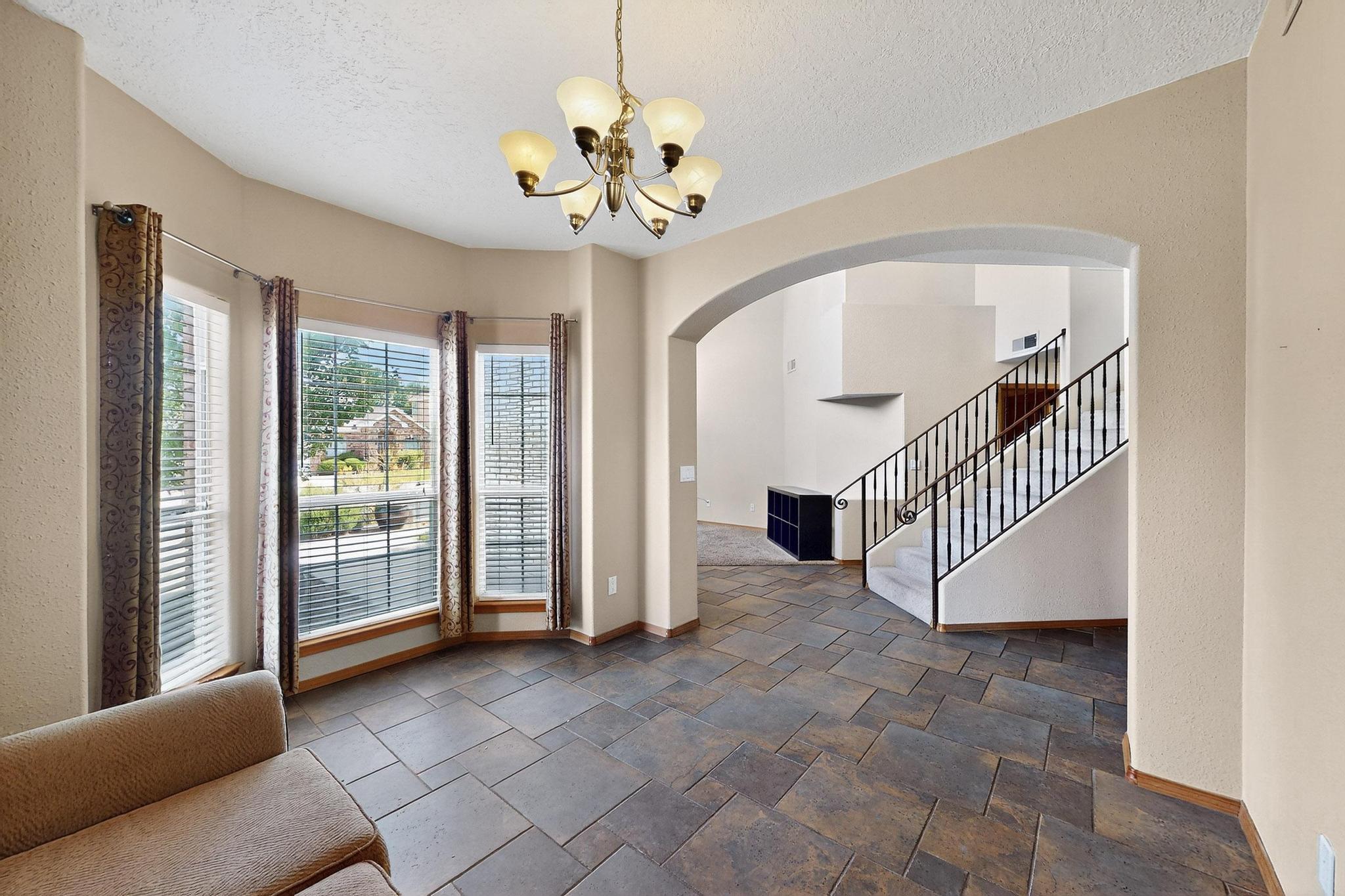 9200 PALOMAS Avenue NE