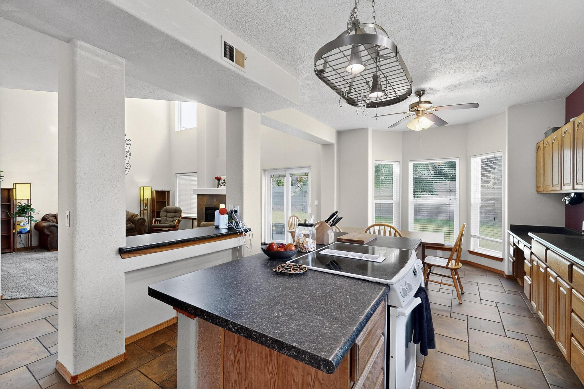 9200 PALOMAS Avenue NE