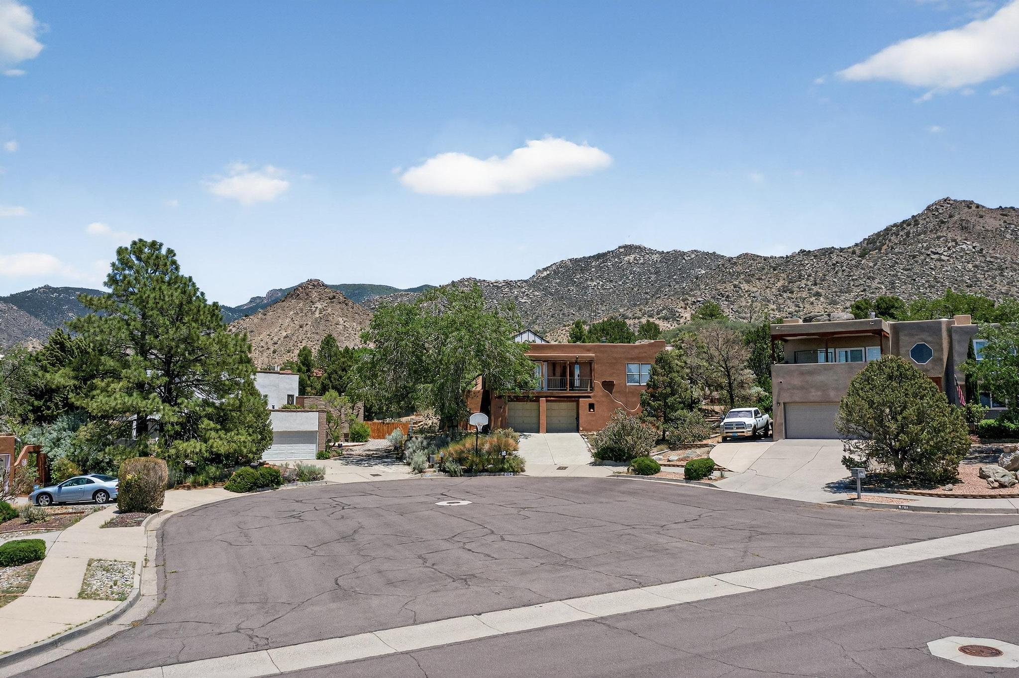 715 PARKSIDE Drive NE