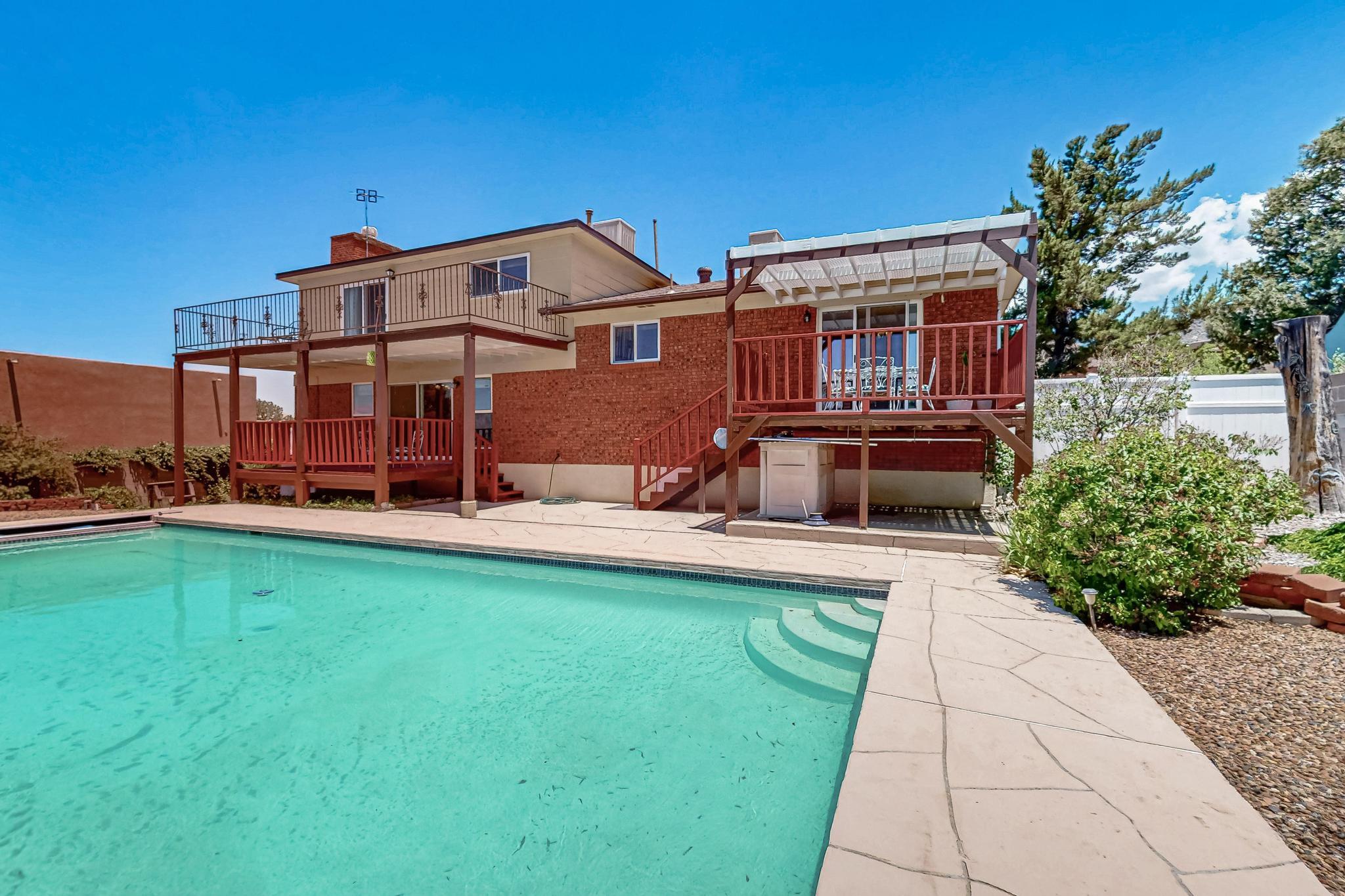 715 PARKSIDE Drive NE