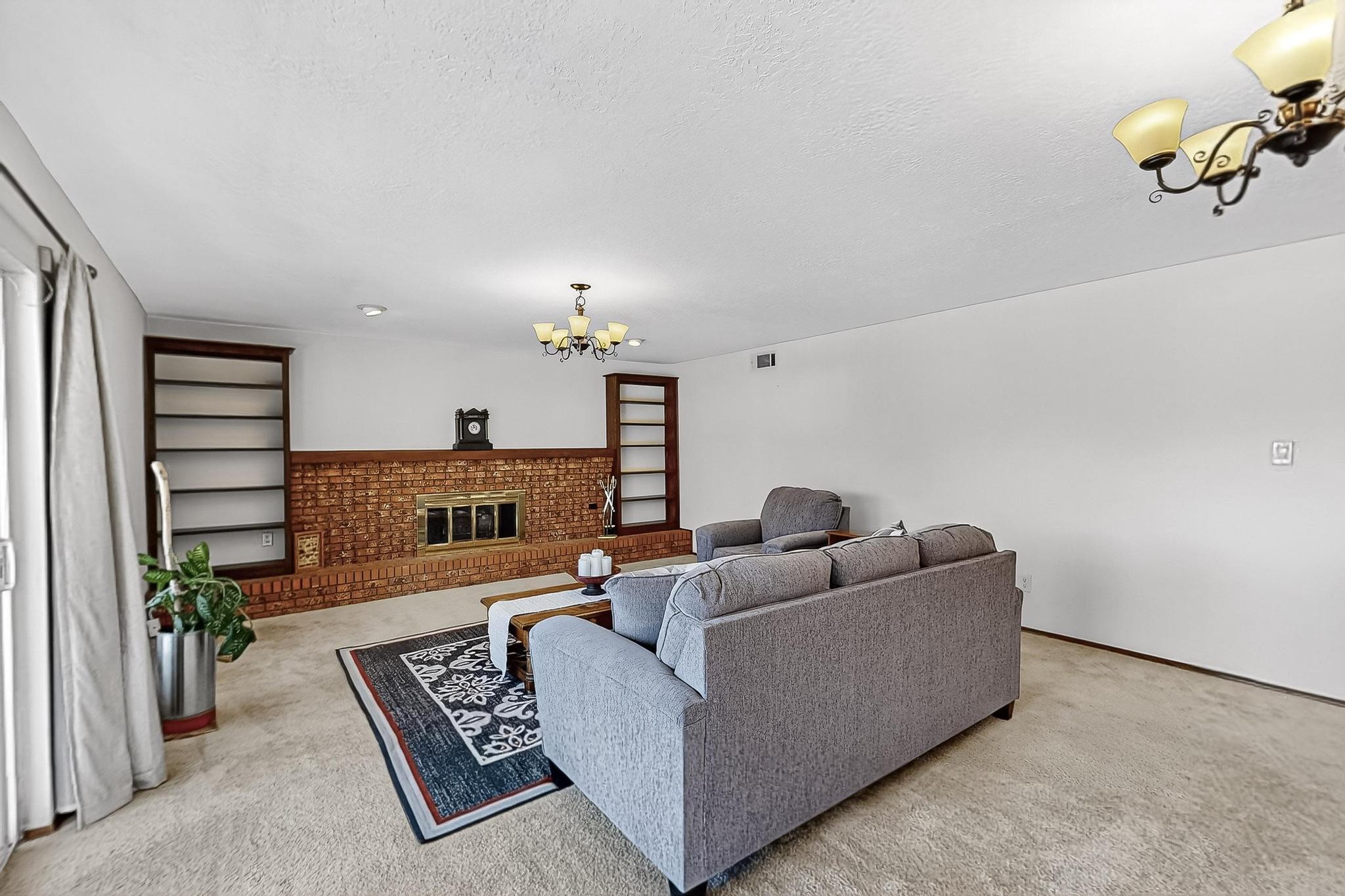 715 PARKSIDE Drive NE