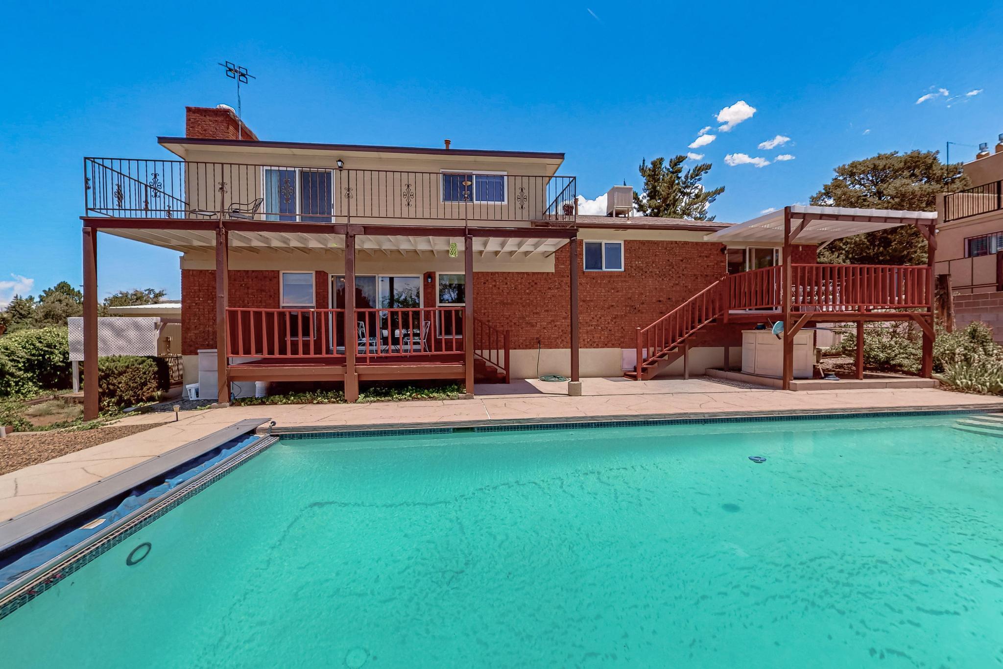 715 PARKSIDE Drive NE