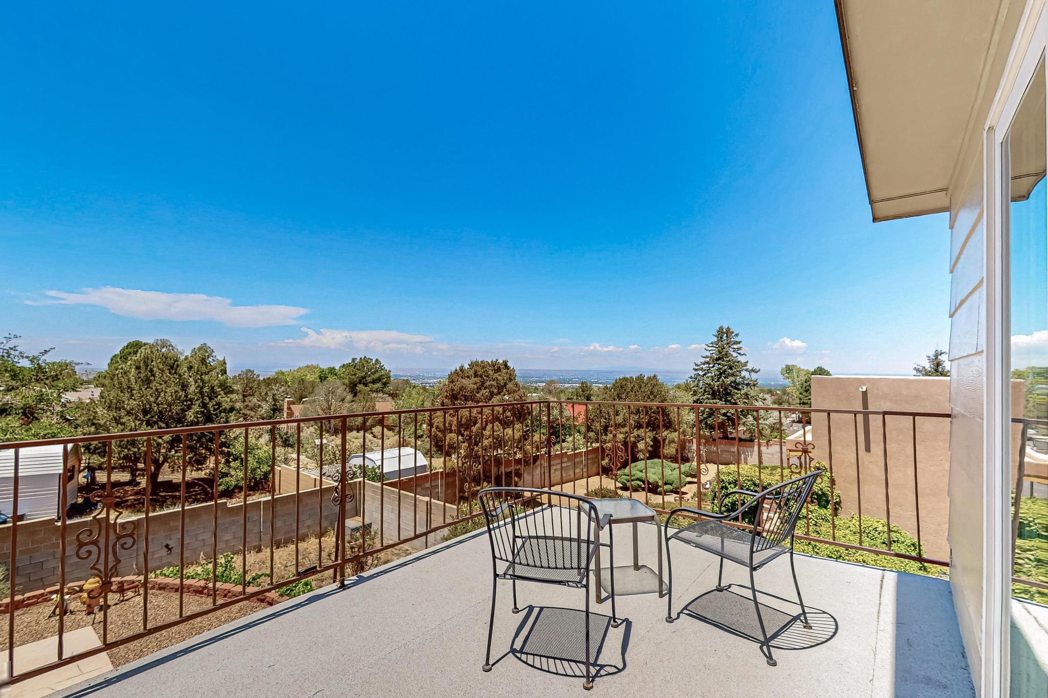 715 PARKSIDE Drive NE