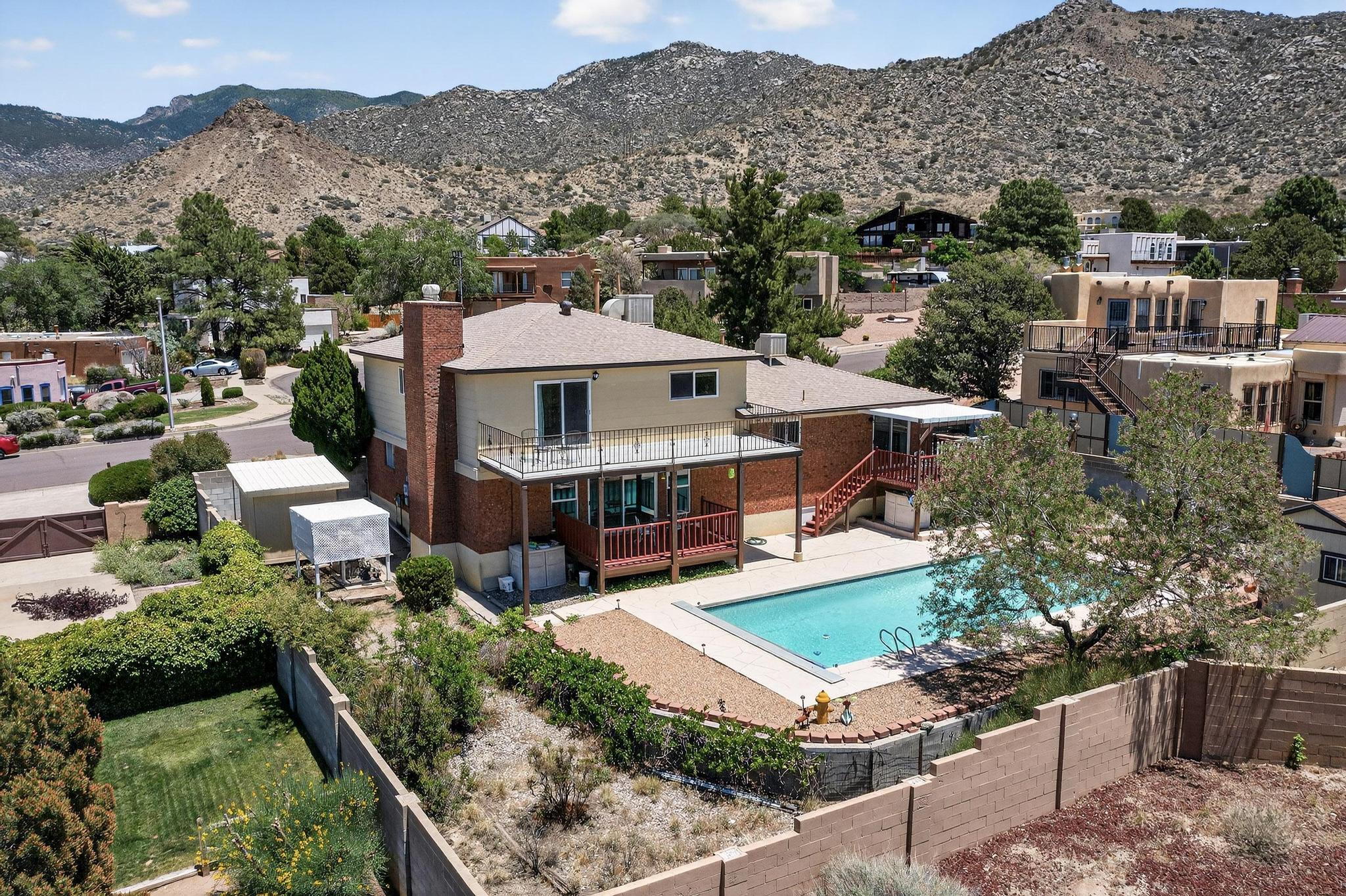 715 PARKSIDE Drive NE