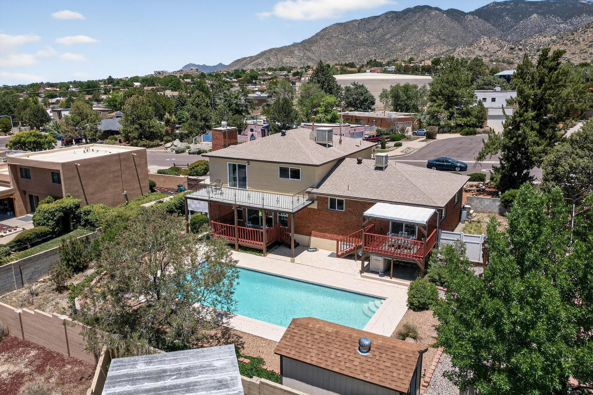 715 PARKSIDE Drive NE