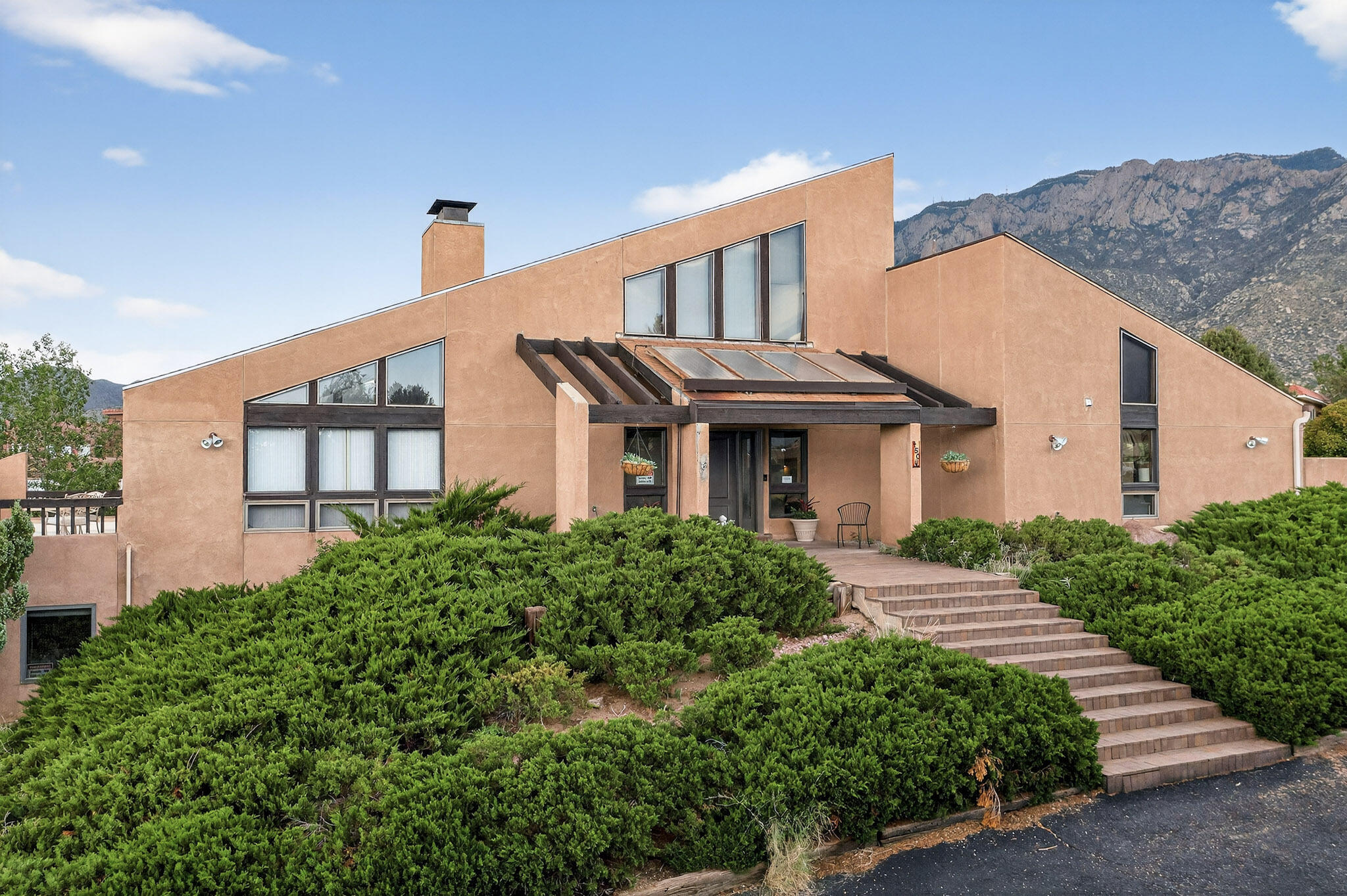 450 LIVE OAK Lane NE