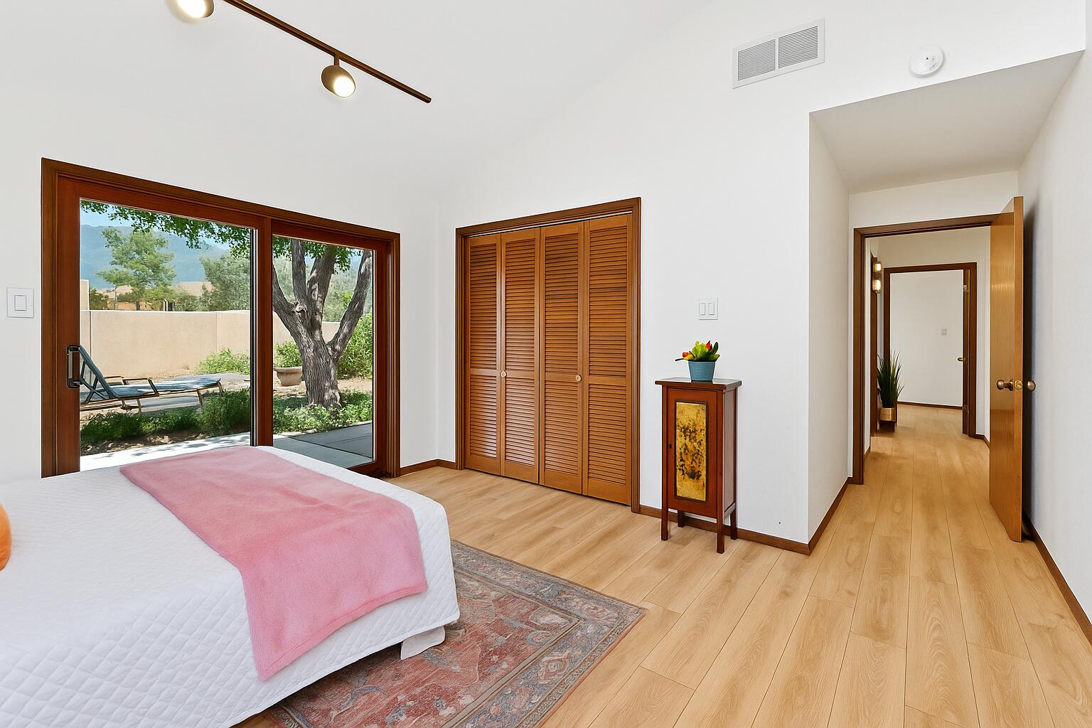 450 LIVE OAK Lane NE