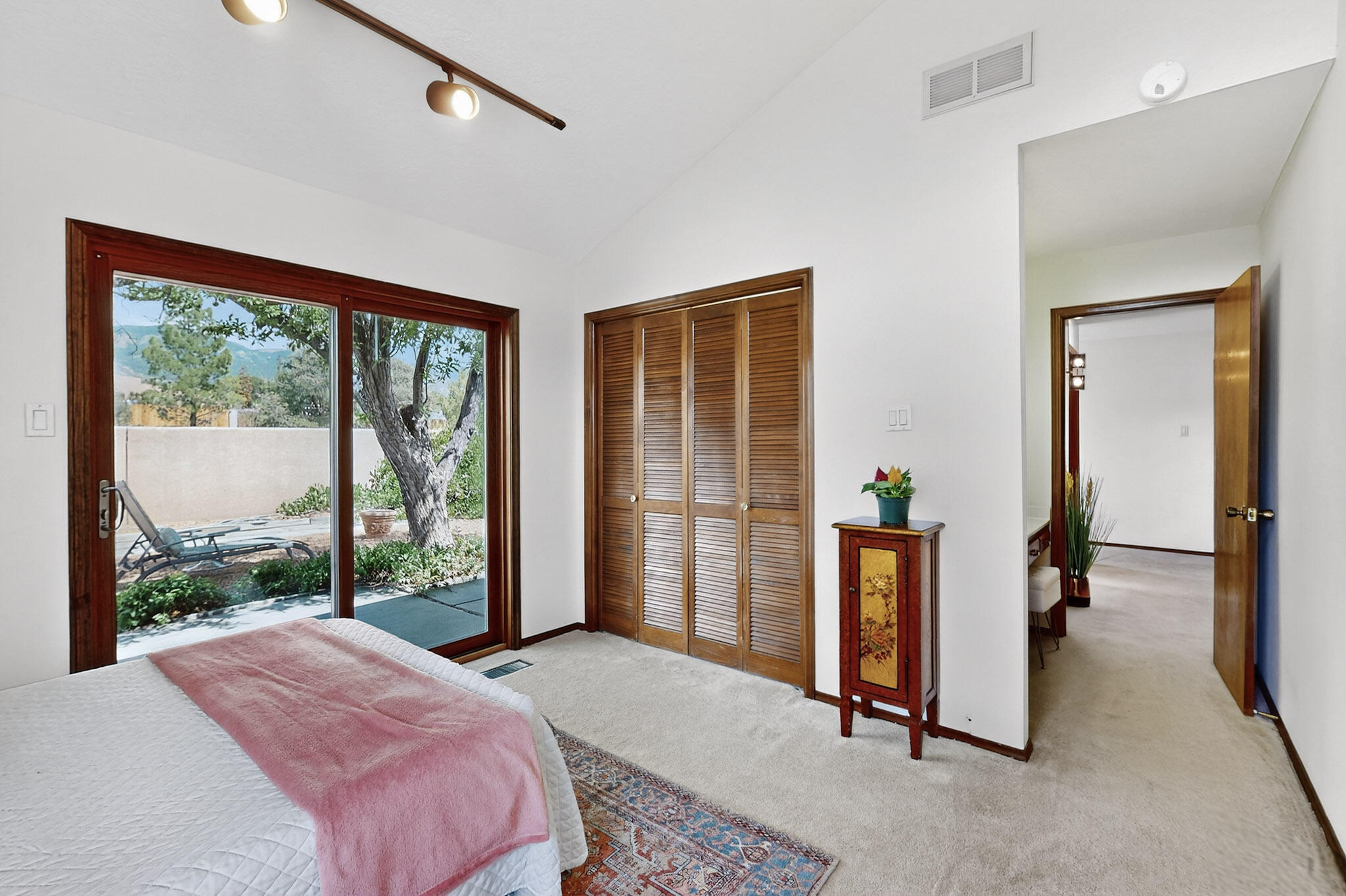 450 LIVE OAK Lane NE