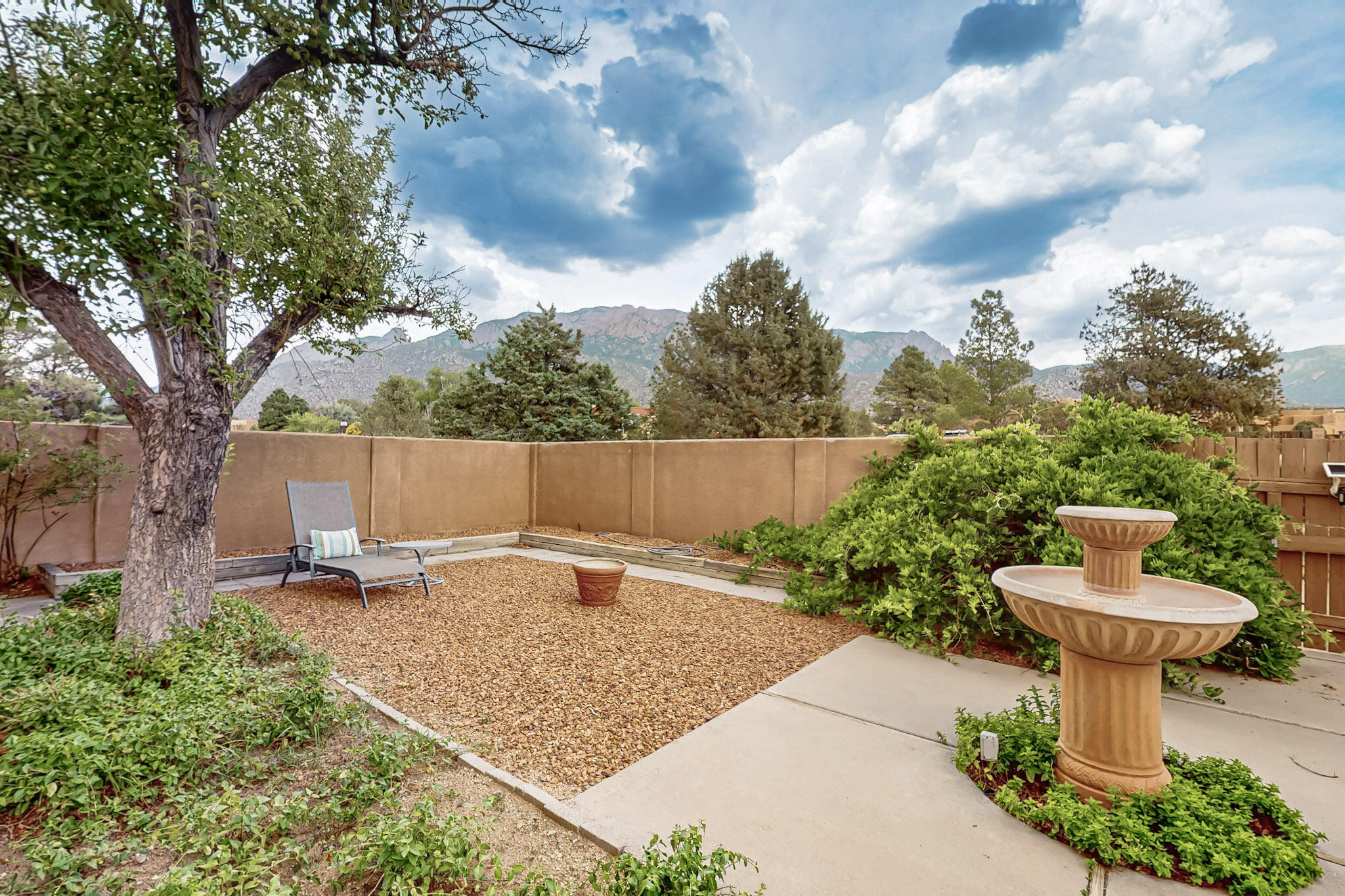 450 LIVE OAK Lane NE