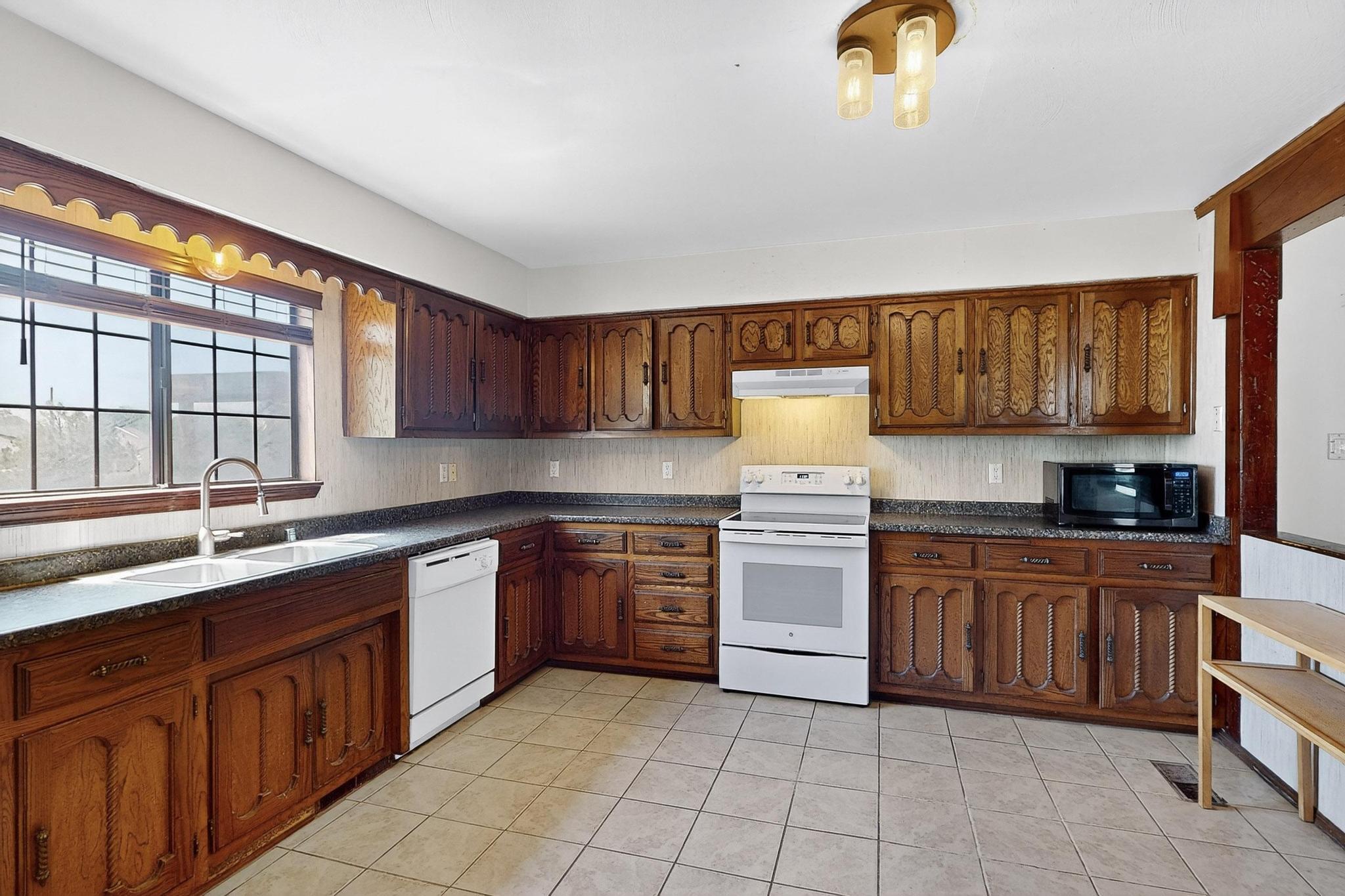 3213 MAY Circle SE