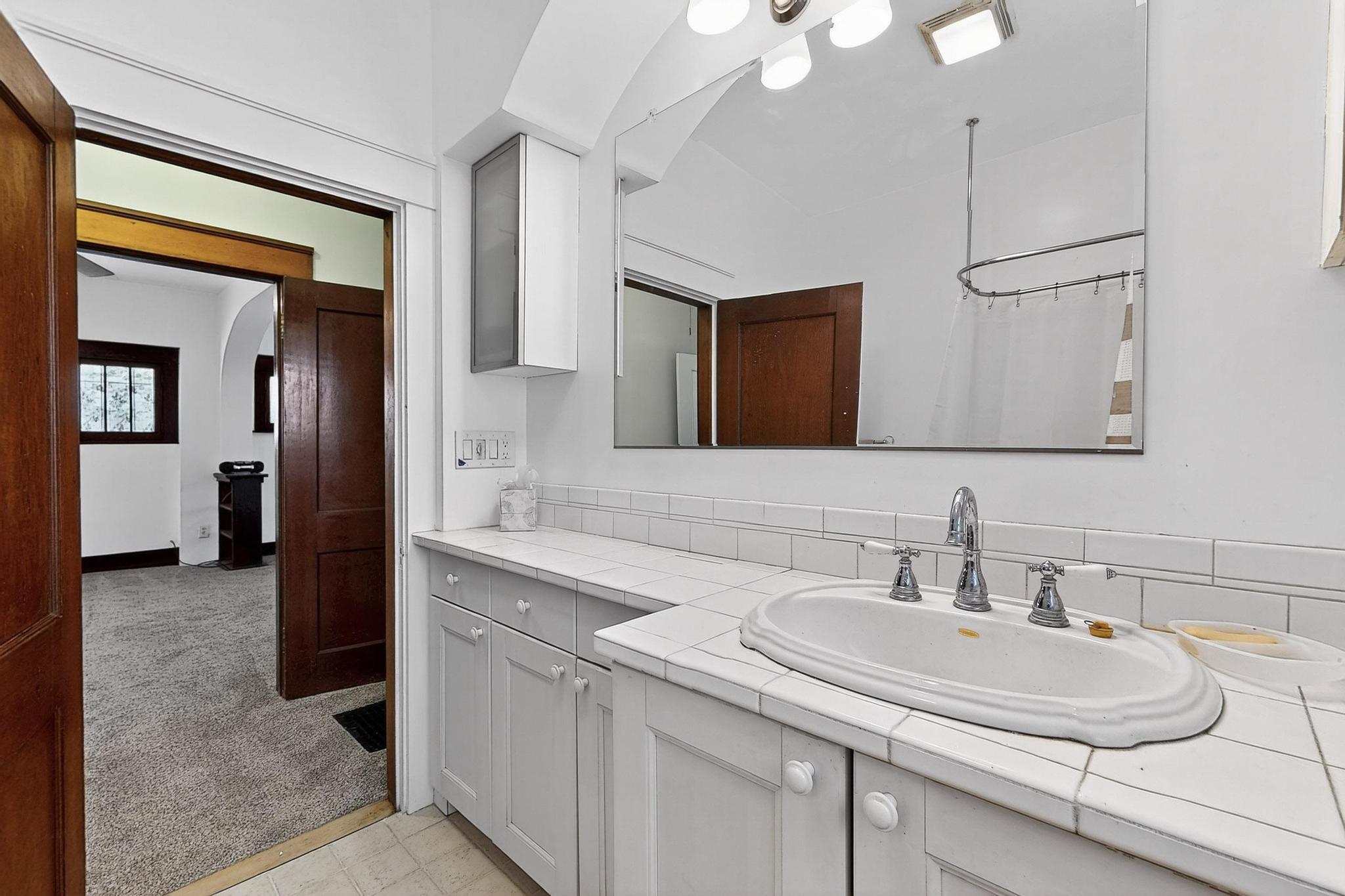 111 COLUMBIA Drive SE