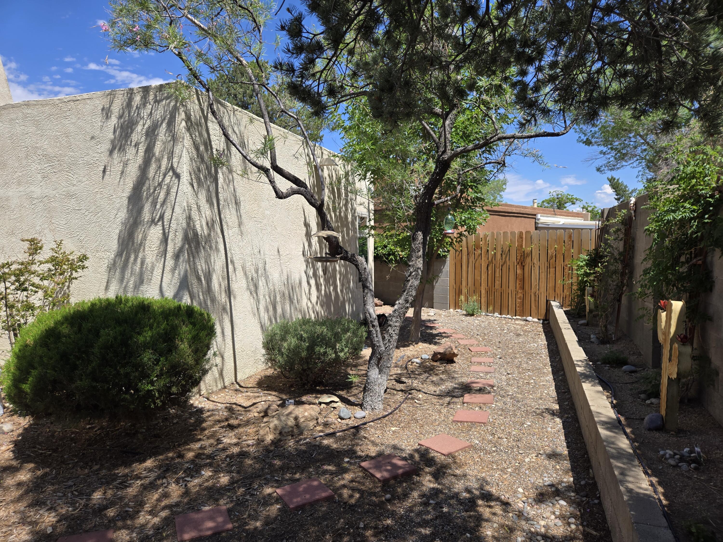 6700 VISTA DEL MONTE NE