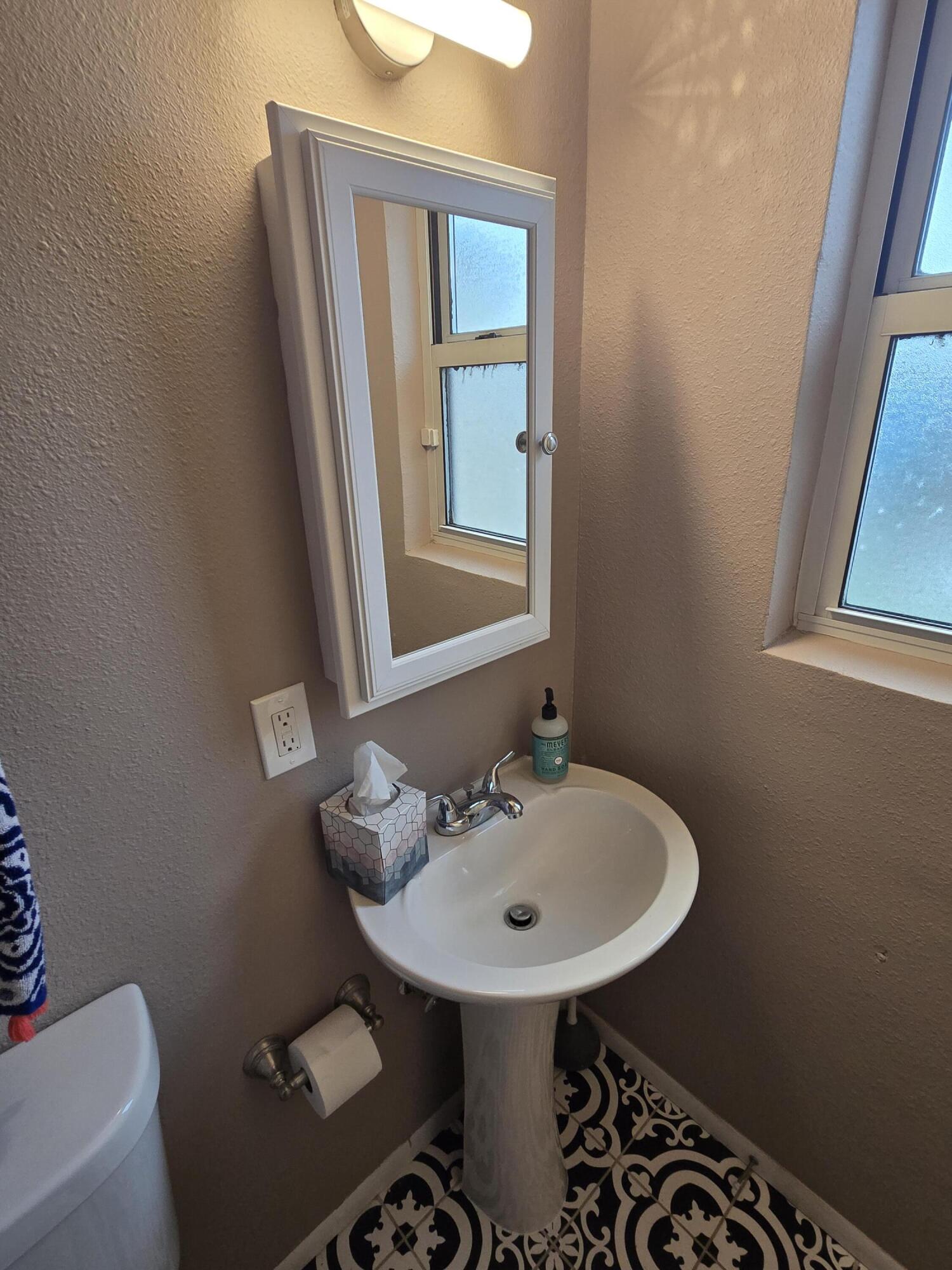 3043 QUINCY Street NE