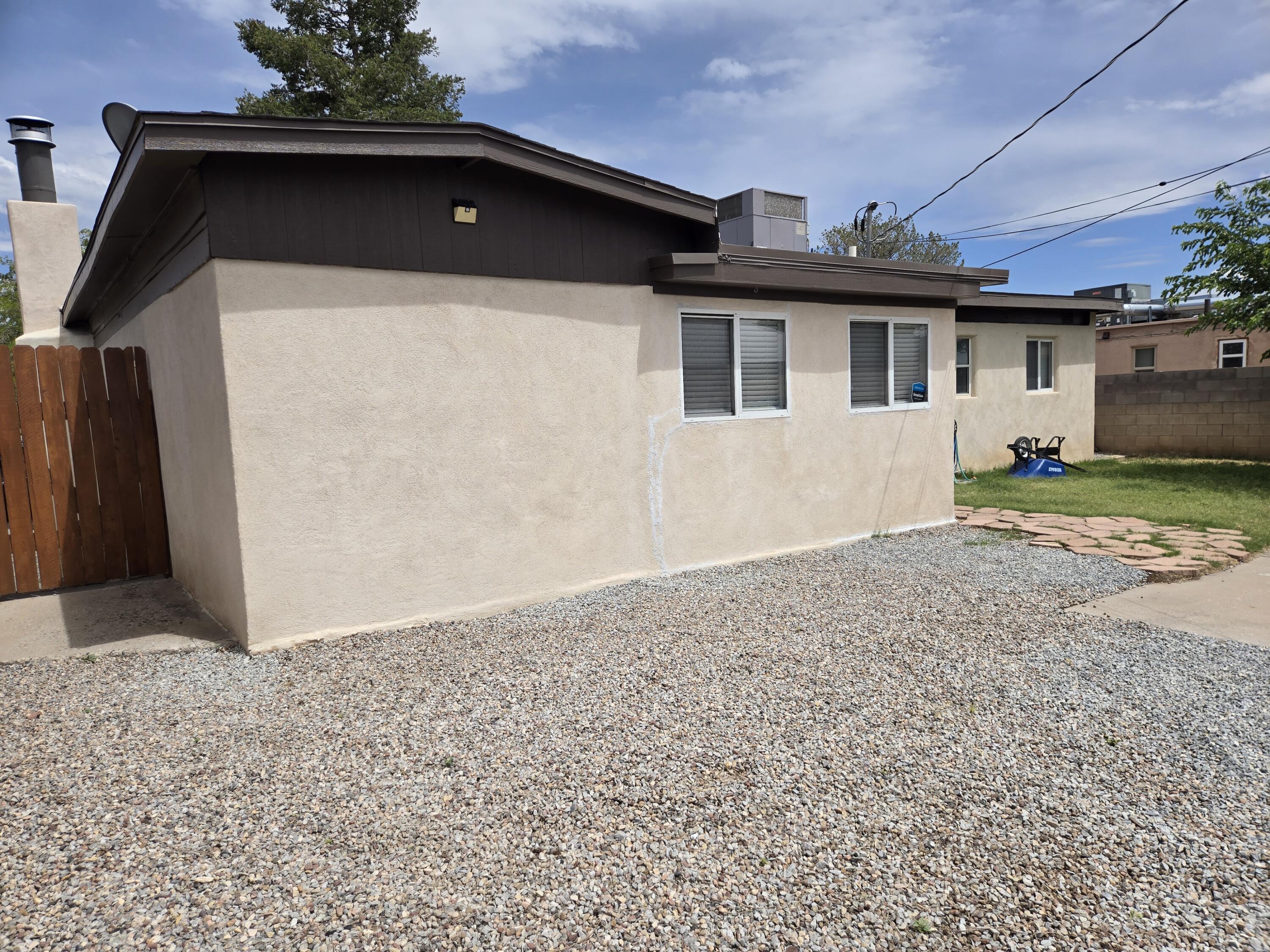 3043 QUINCY Street NE