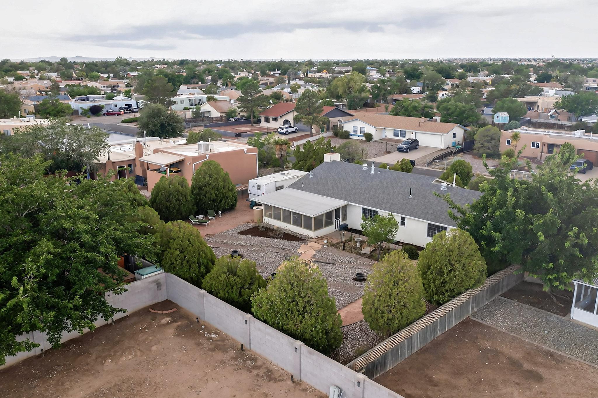 402 CABEZA NEGRA Drive SE