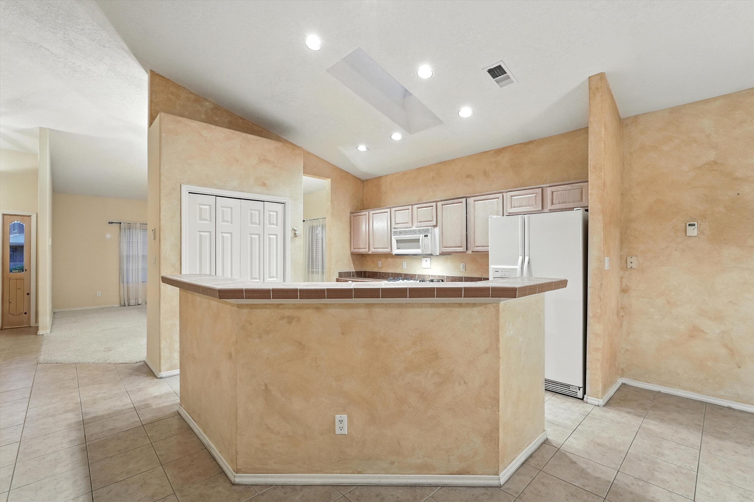 736 GRAY HAWK Drive NE