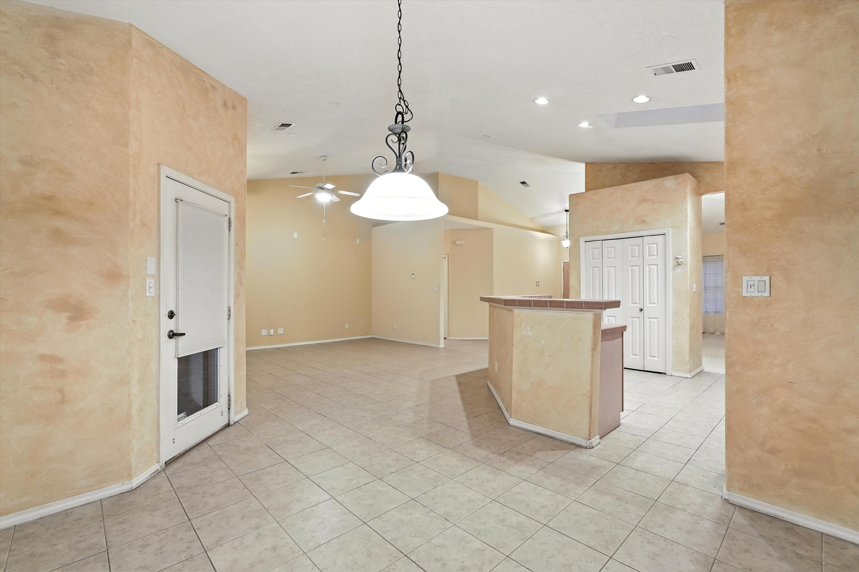 736 GRAY HAWK Drive NE