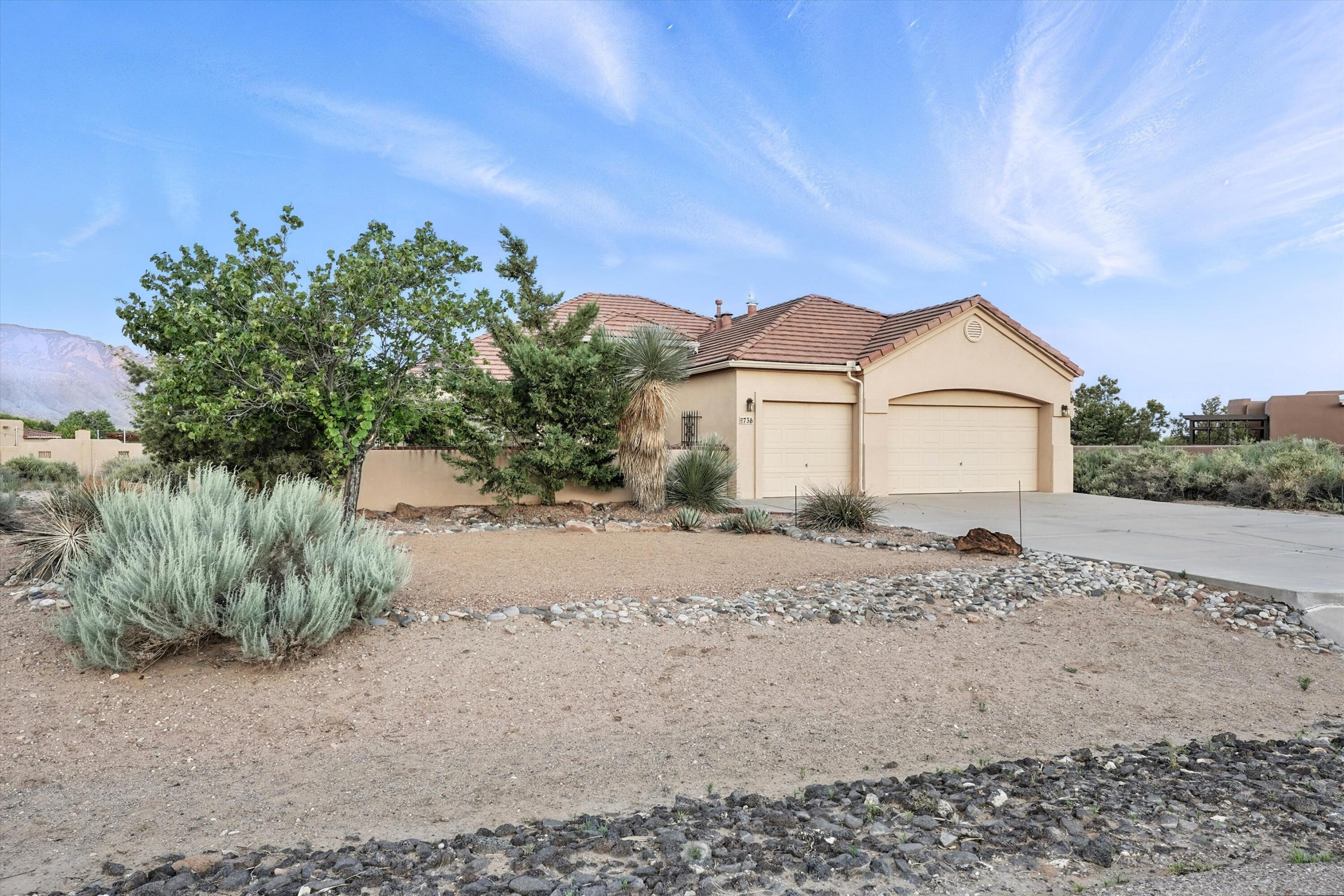 736 GRAY HAWK Drive NE