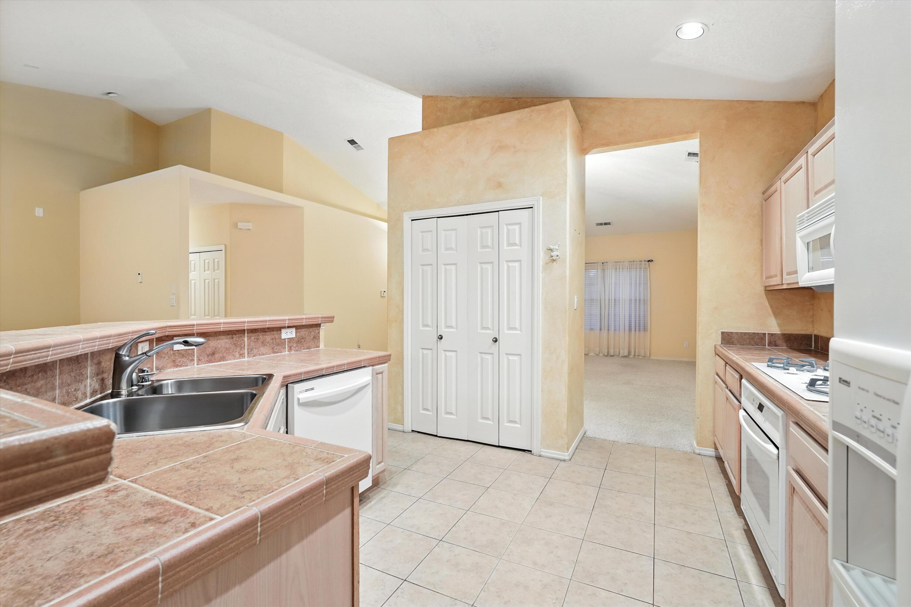 736 GRAY HAWK Drive NE