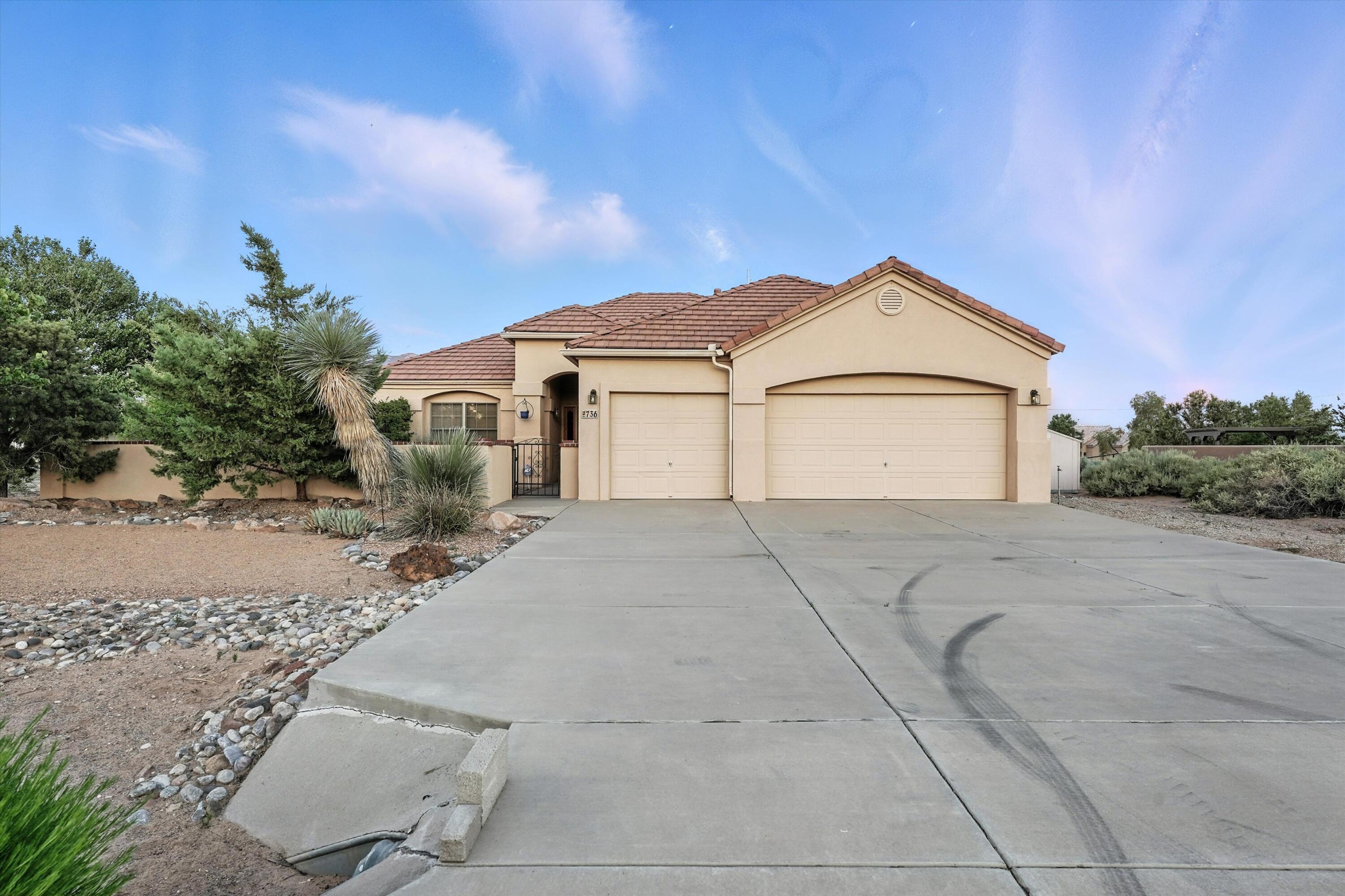 736 GRAY HAWK Drive NE