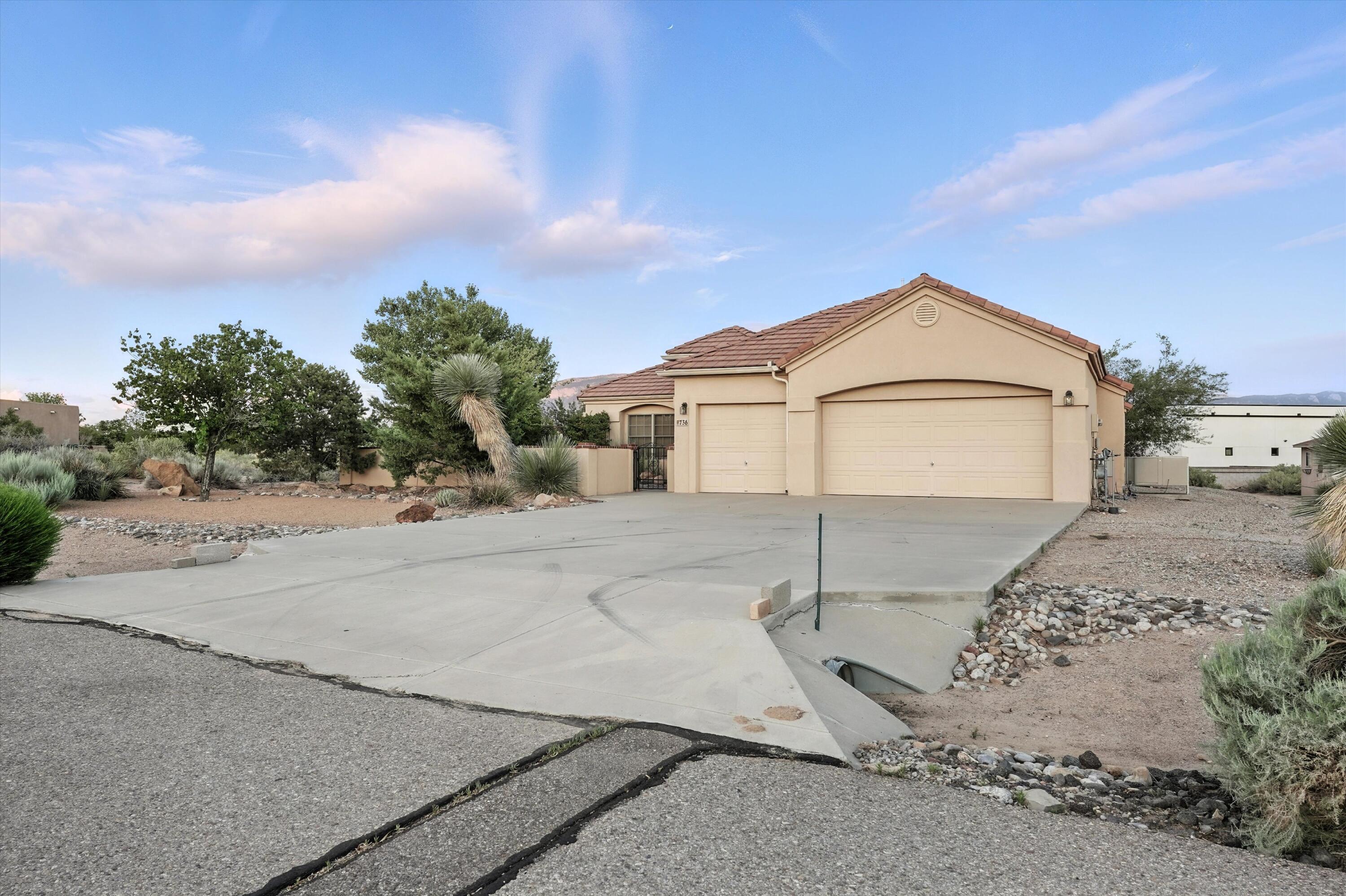 736 GRAY HAWK Drive NE