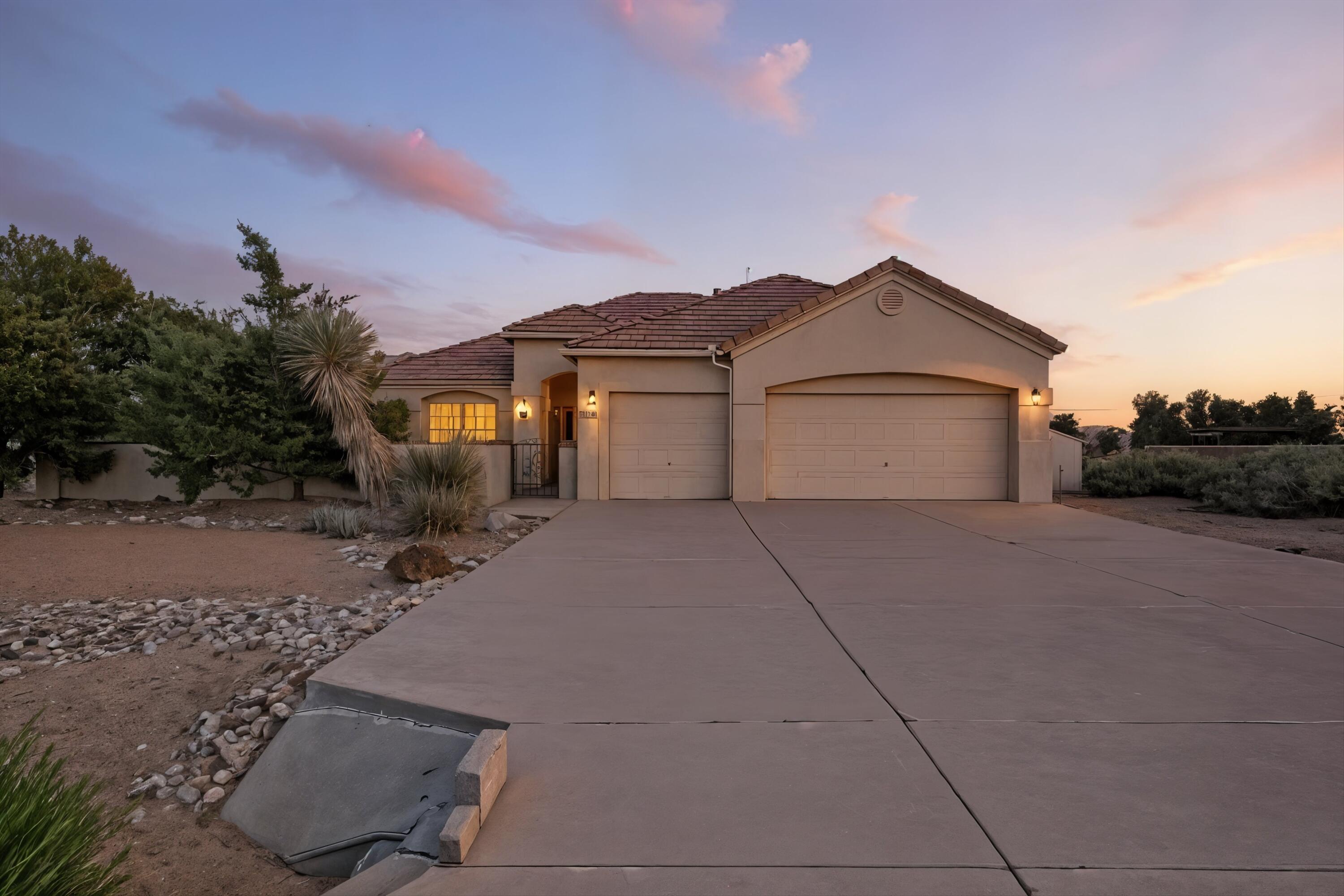 736 GRAY HAWK Drive NE