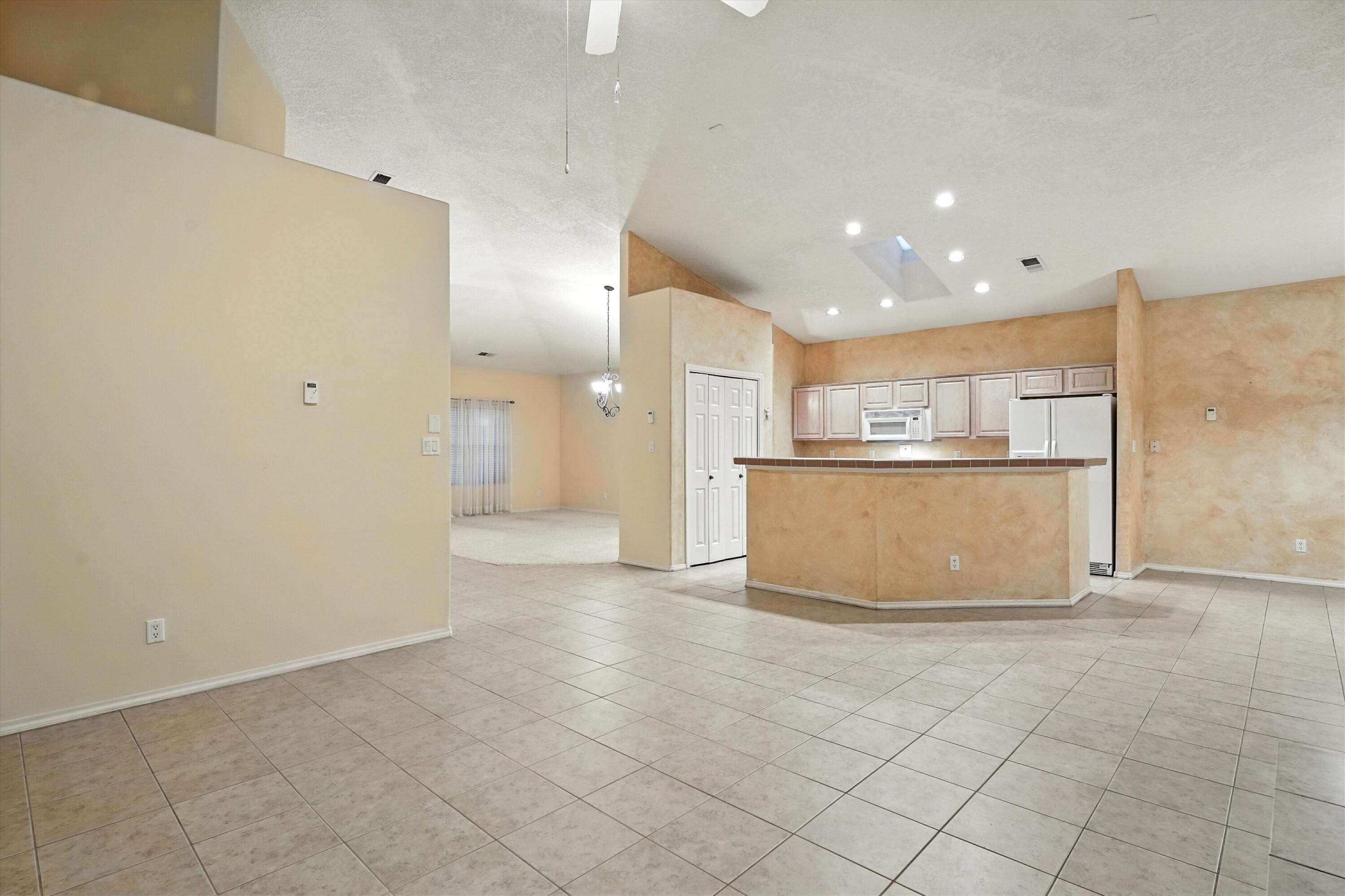 736 GRAY HAWK Drive NE