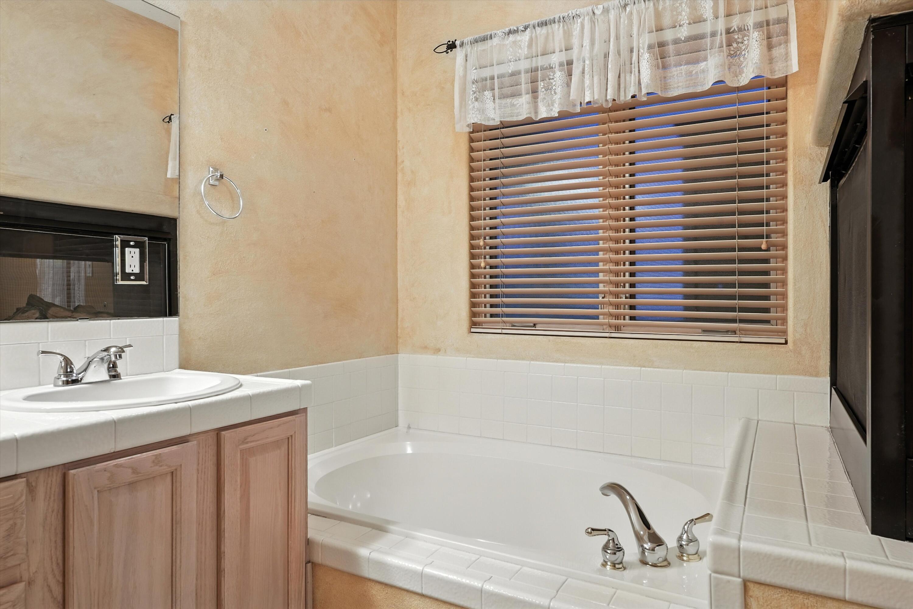 736 GRAY HAWK Drive NE