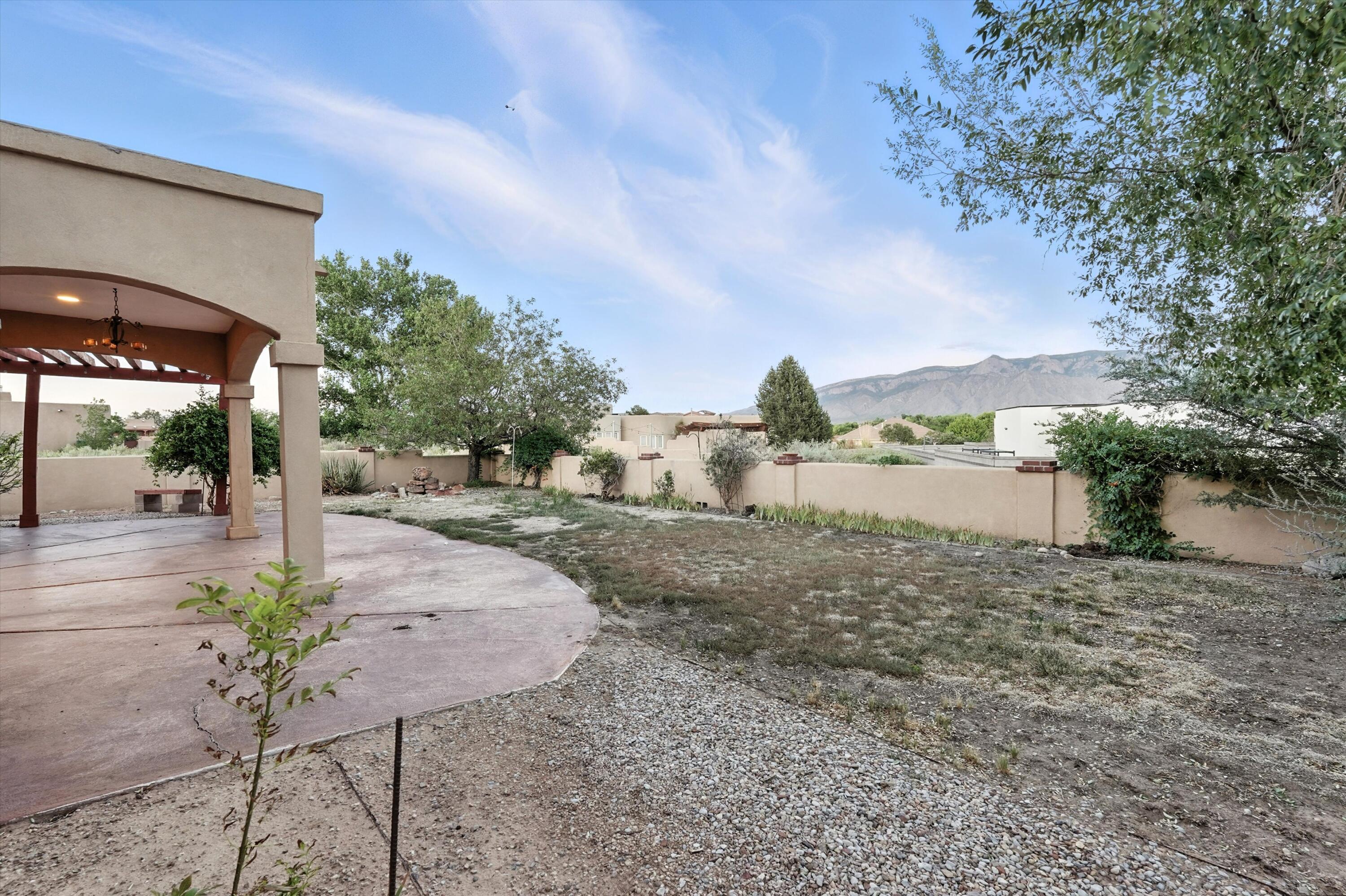 736 GRAY HAWK Drive NE