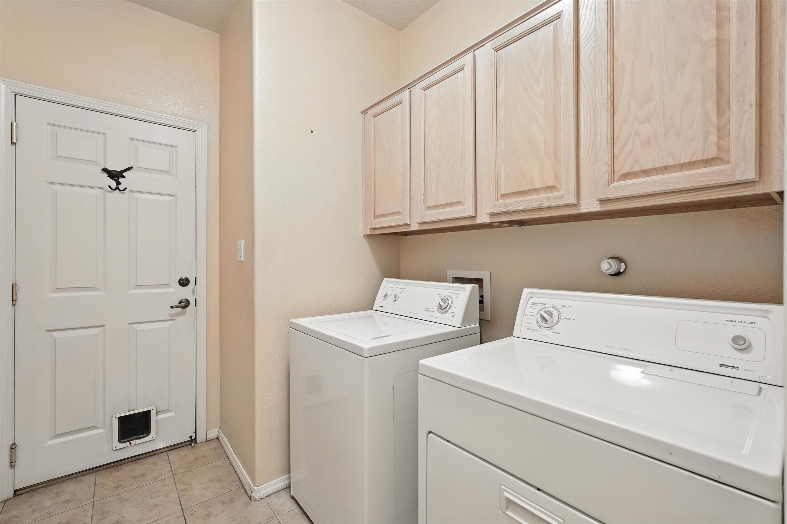 736 GRAY HAWK Drive NE