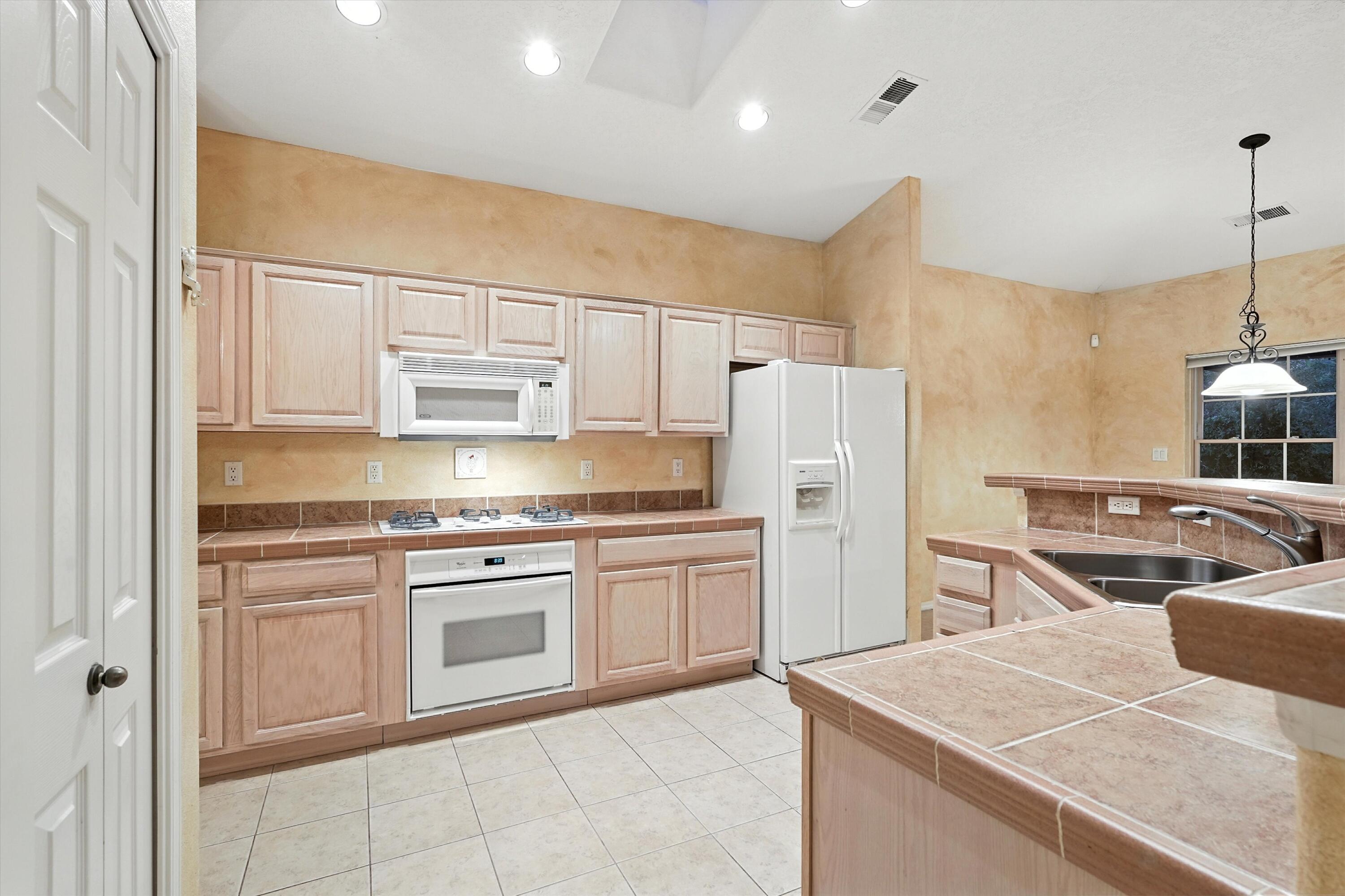 736 GRAY HAWK Drive NE