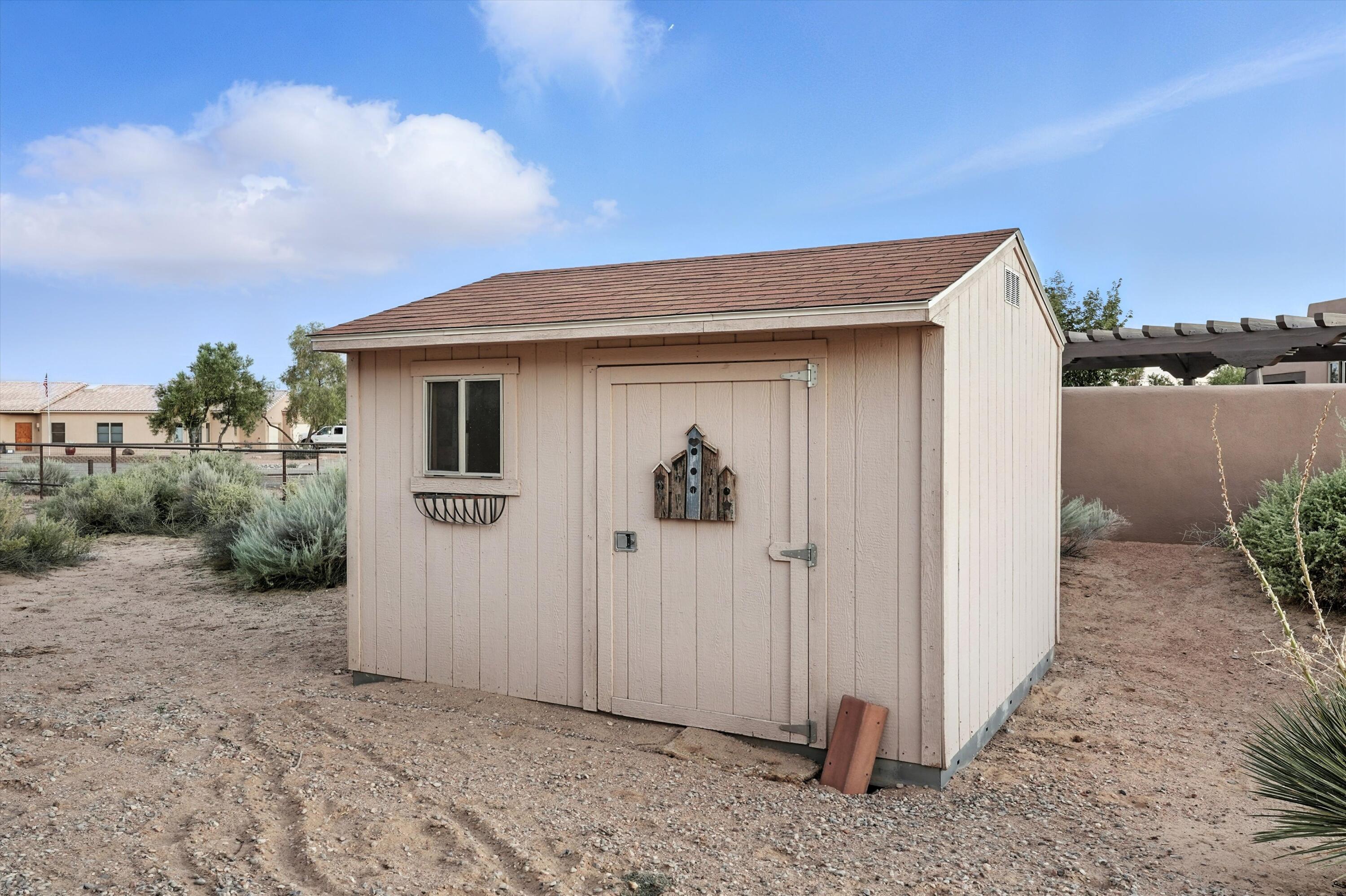 736 GRAY HAWK Drive NE