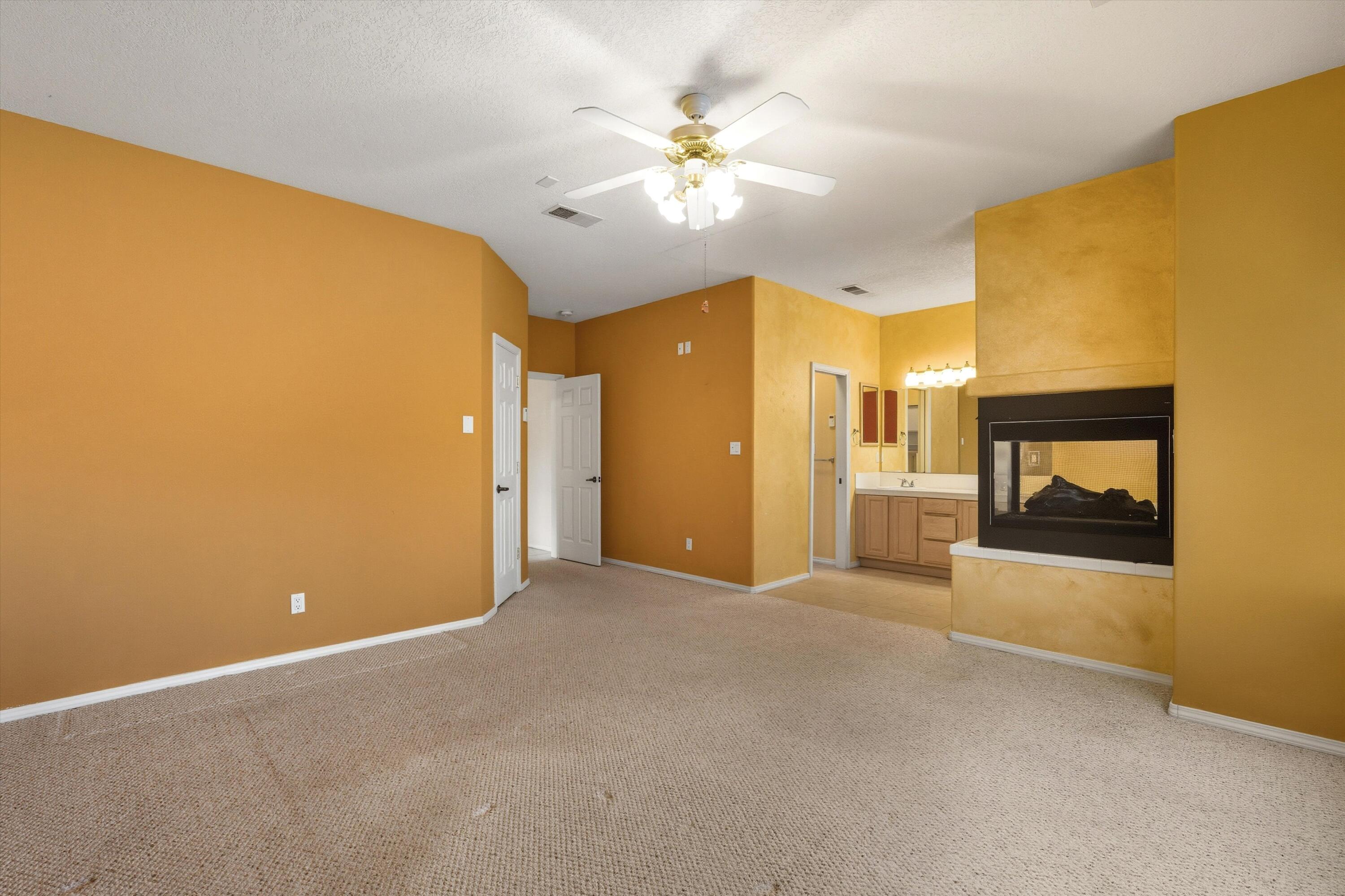 736 GRAY HAWK Drive NE