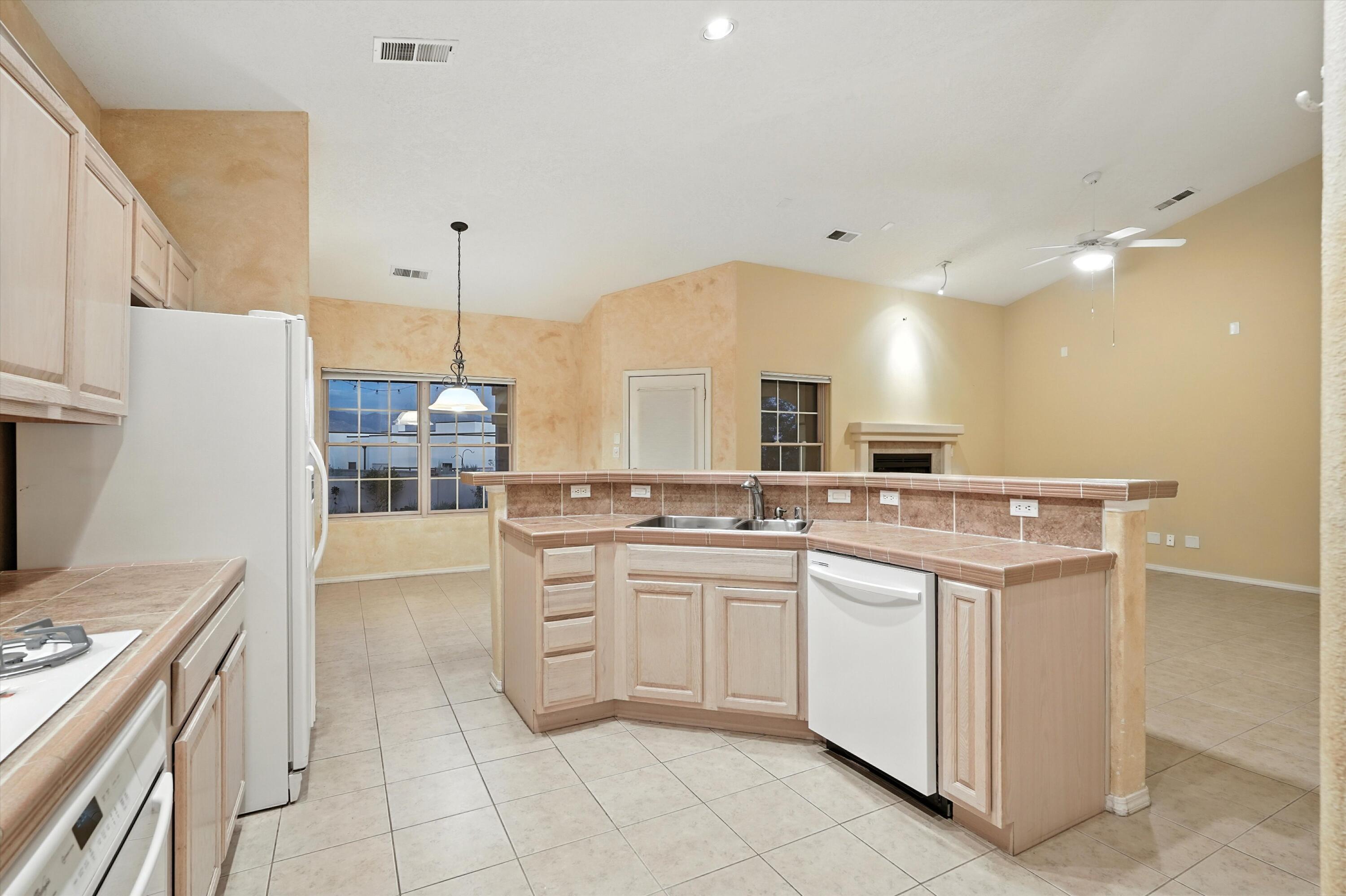 736 GRAY HAWK Drive NE