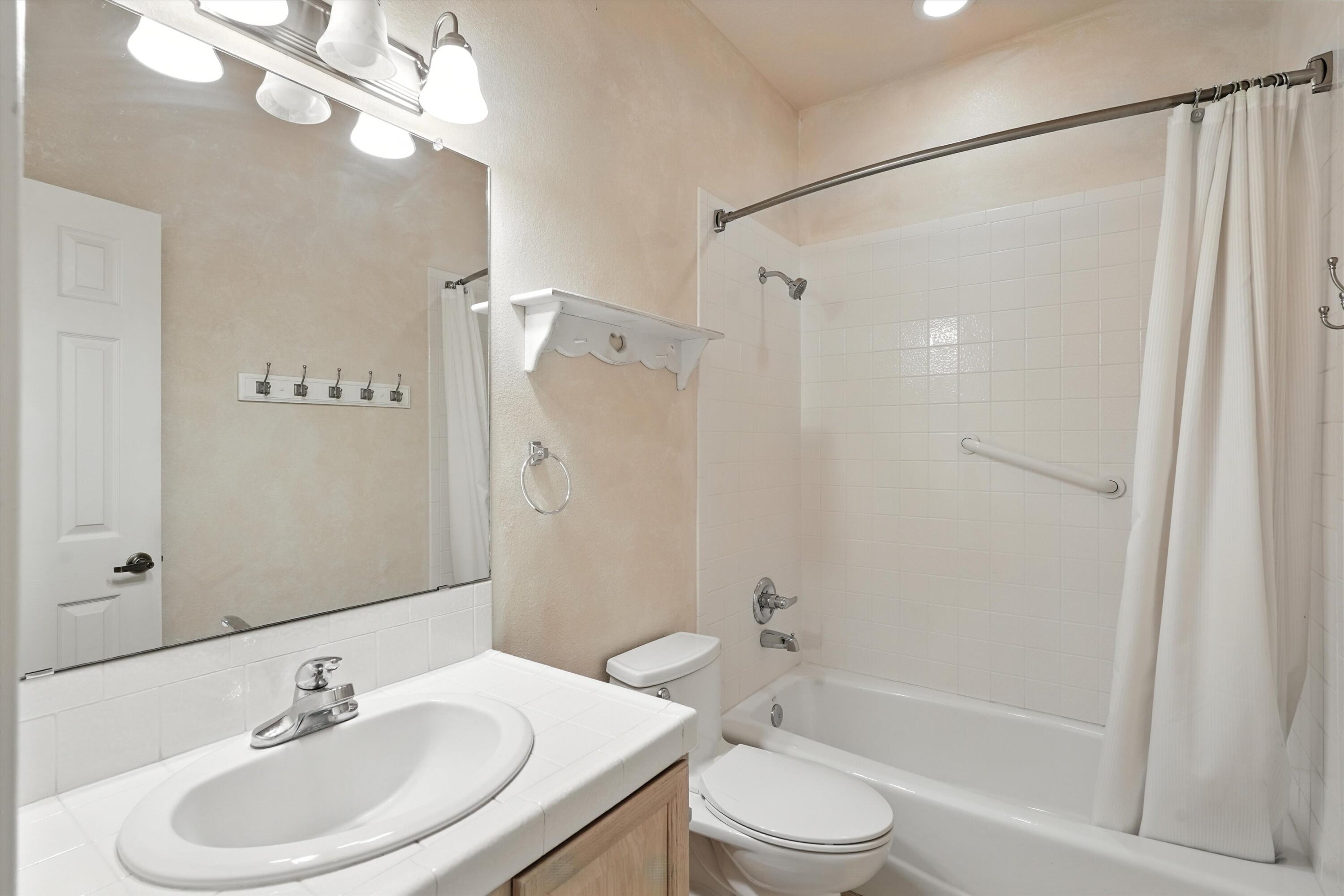 736 GRAY HAWK Drive NE