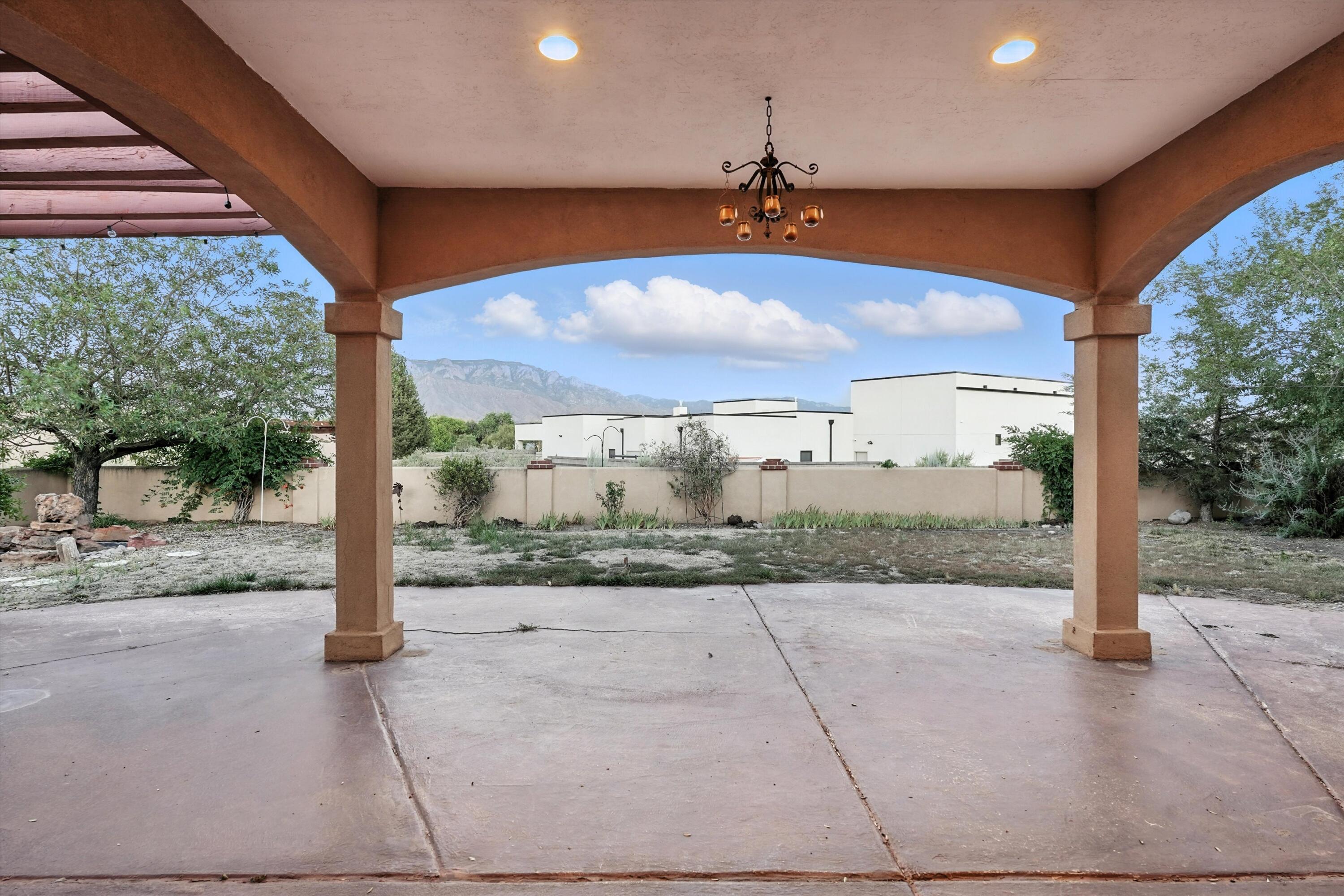 736 GRAY HAWK Drive NE