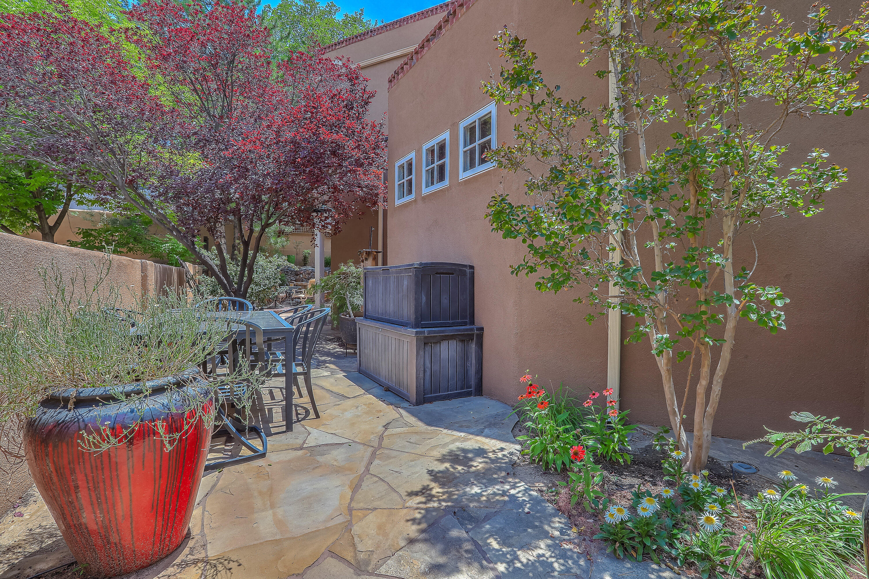 1724 AVENIDA ALTURAS NE