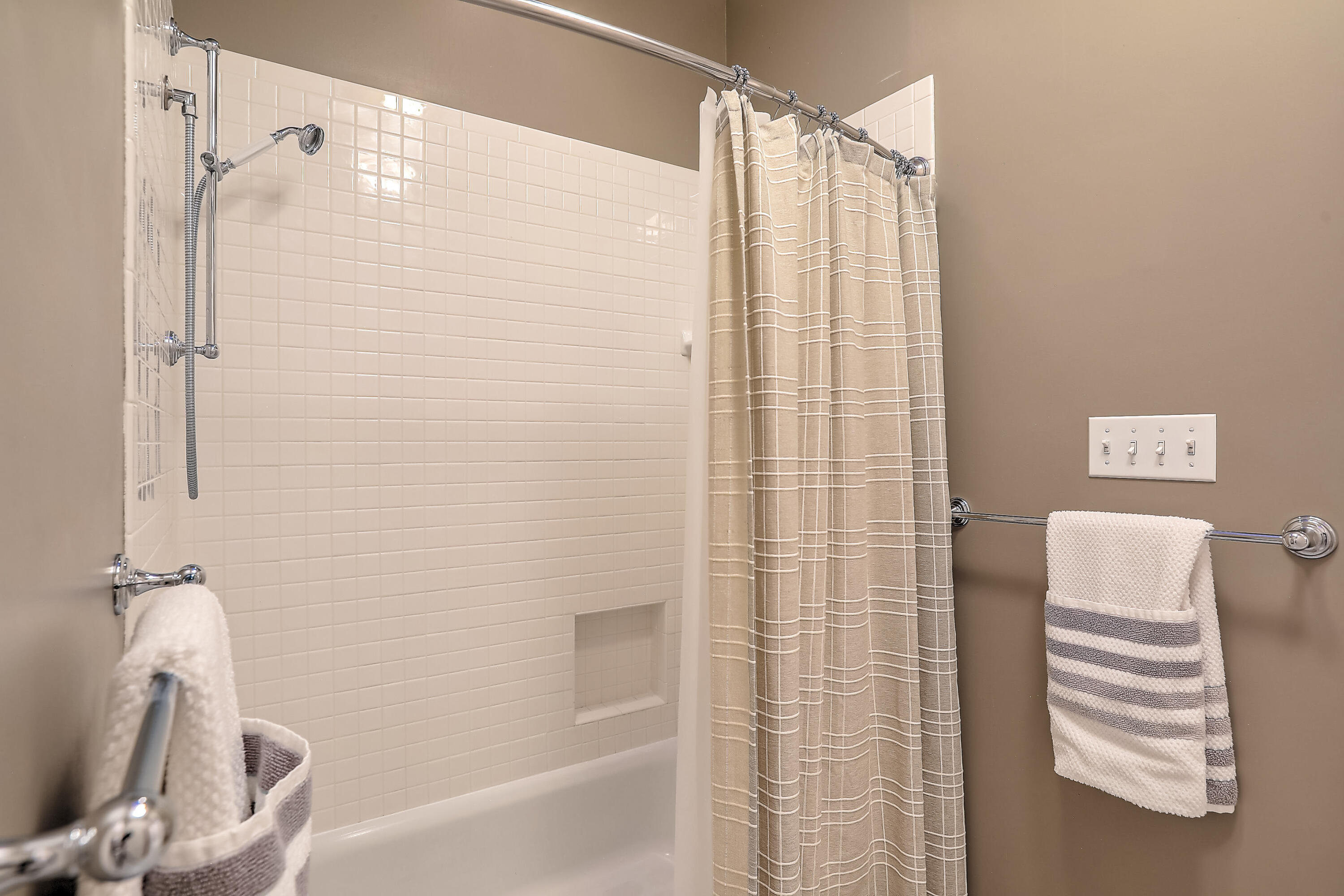 1724 AVENIDA ALTURAS NE