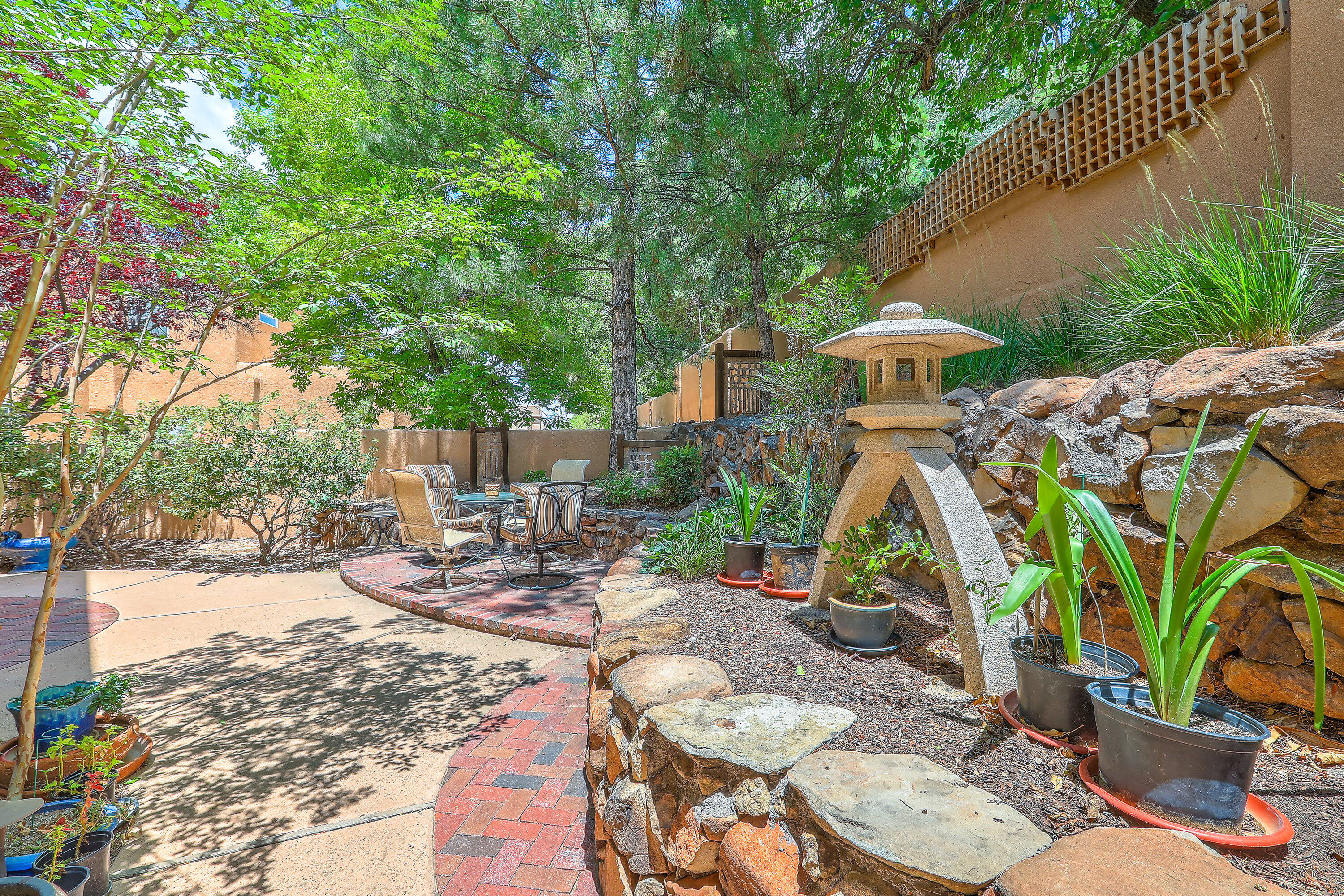 1724 AVENIDA ALTURAS NE