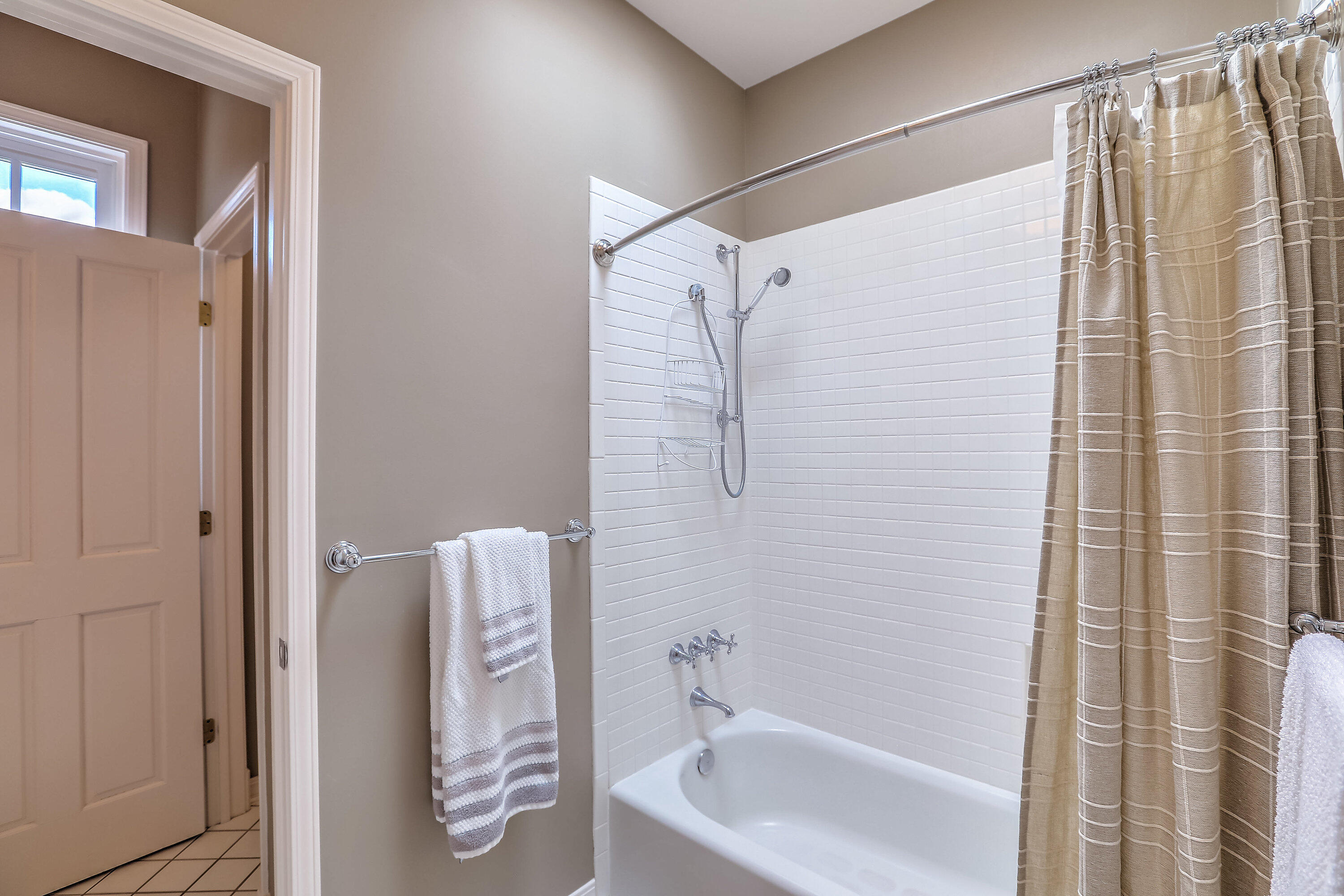 1724 AVENIDA ALTURAS NE