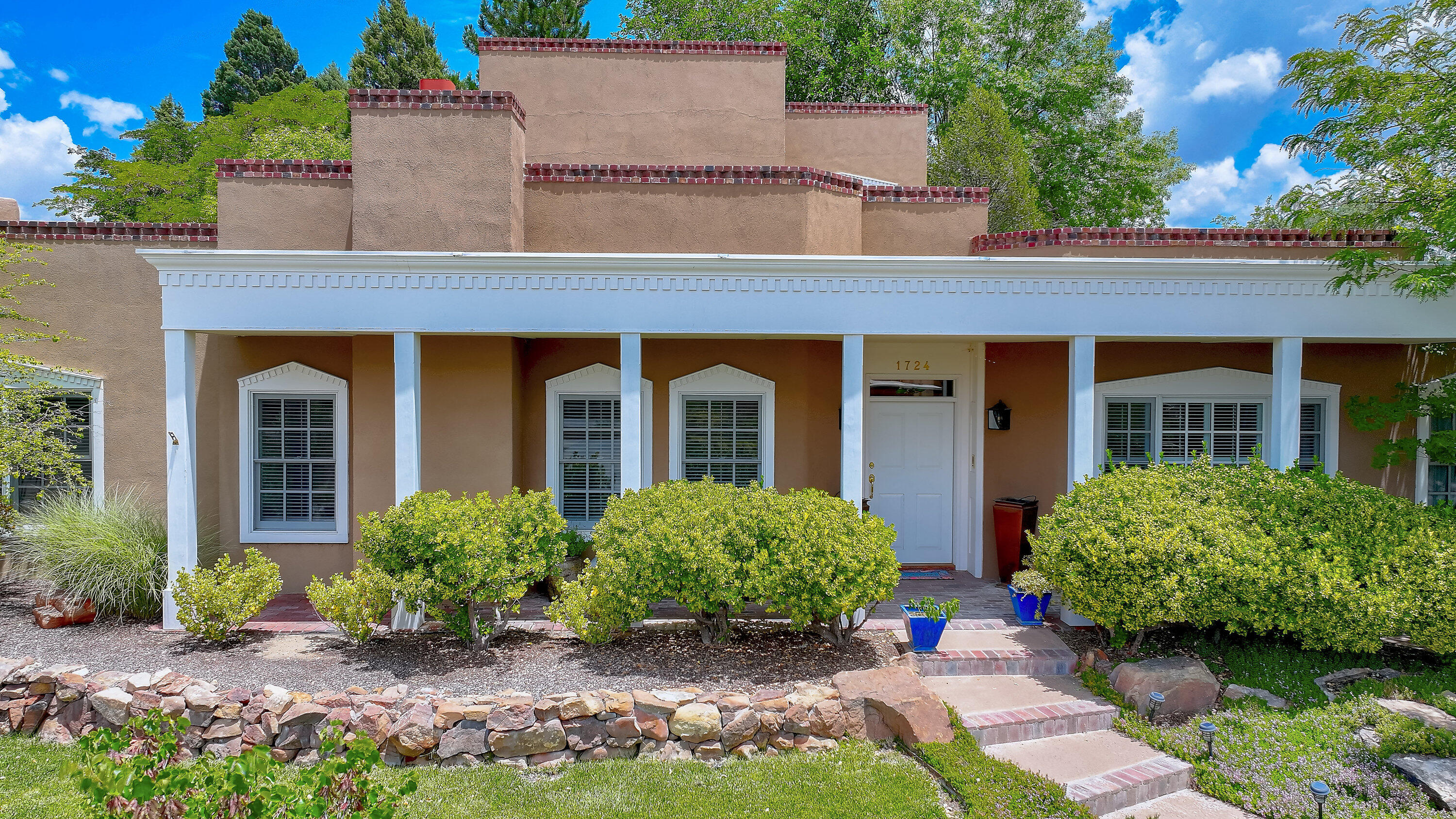 1724 AVENIDA ALTURAS NE