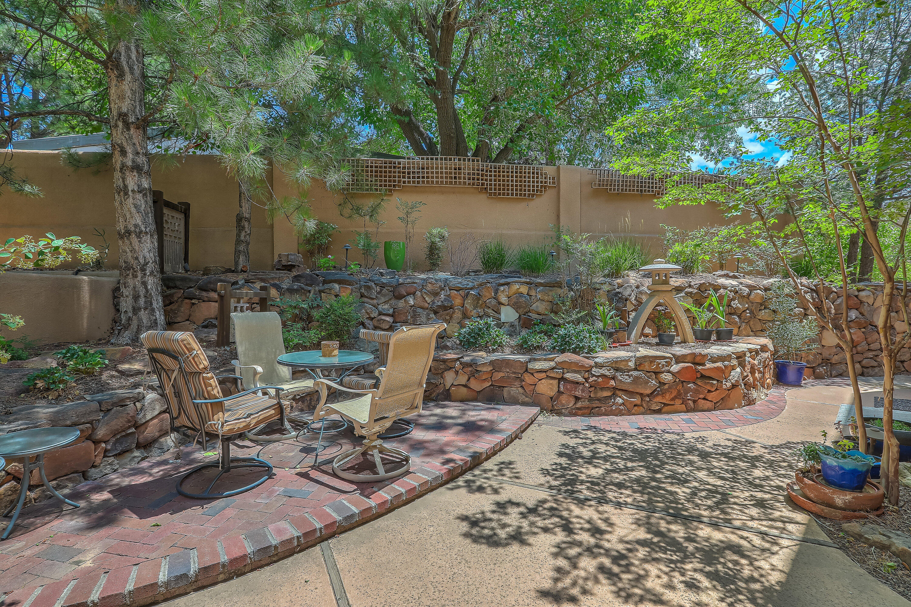 1724 AVENIDA ALTURAS NE