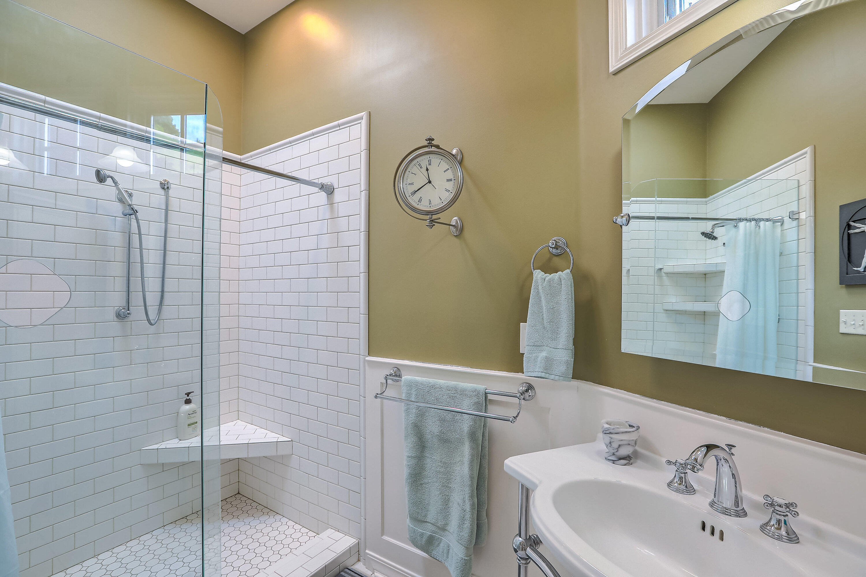 1724 AVENIDA ALTURAS NE