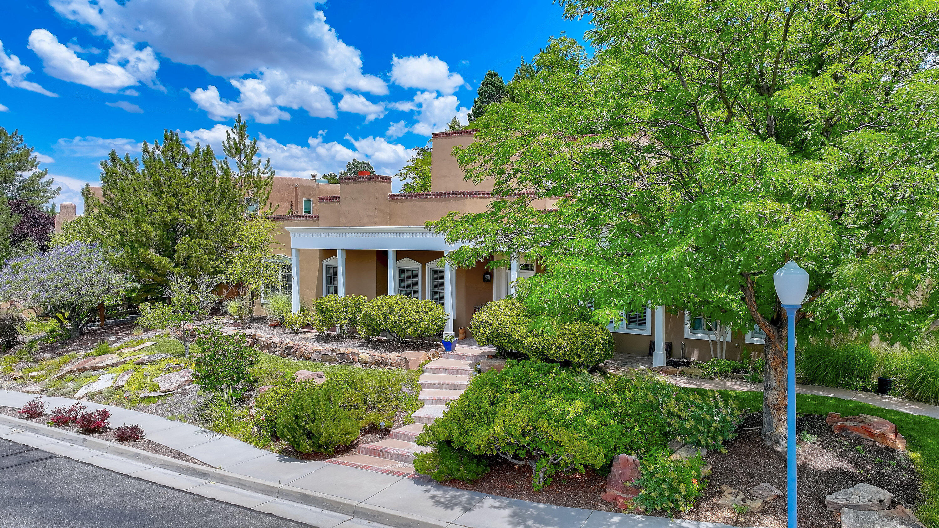 1724 AVENIDA ALTURAS NE