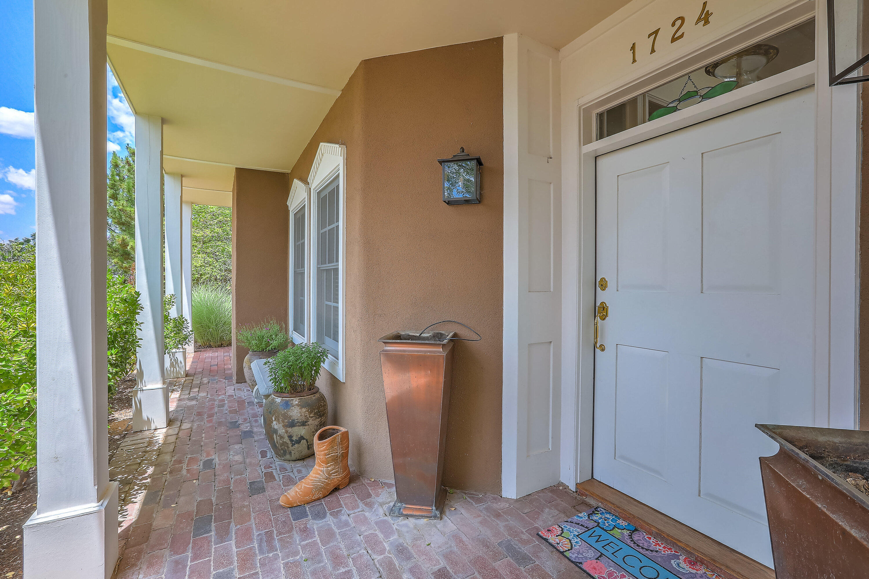 1724 AVENIDA ALTURAS NE