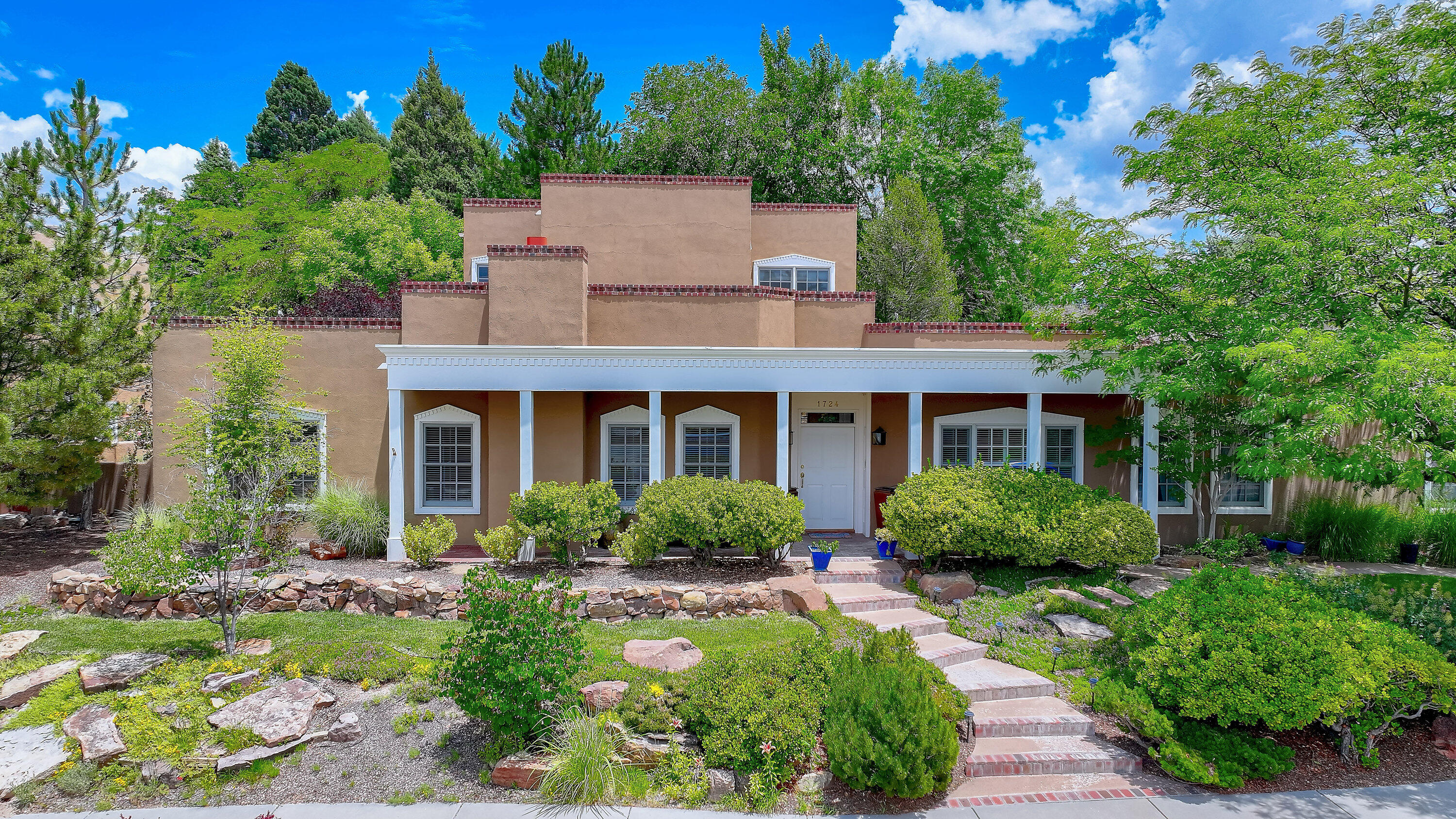 1724 AVENIDA ALTURAS NE