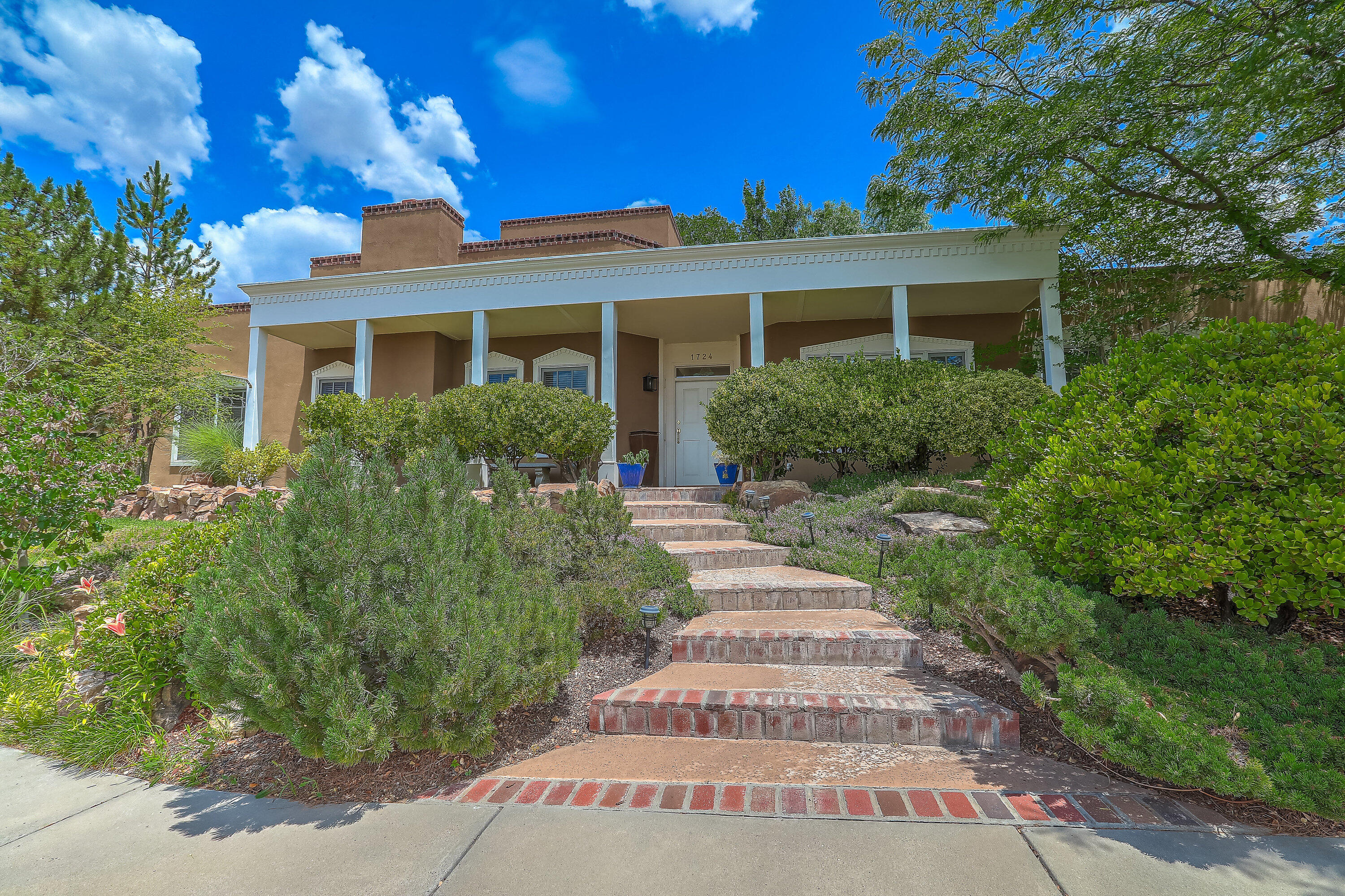 1724 AVENIDA ALTURAS NE