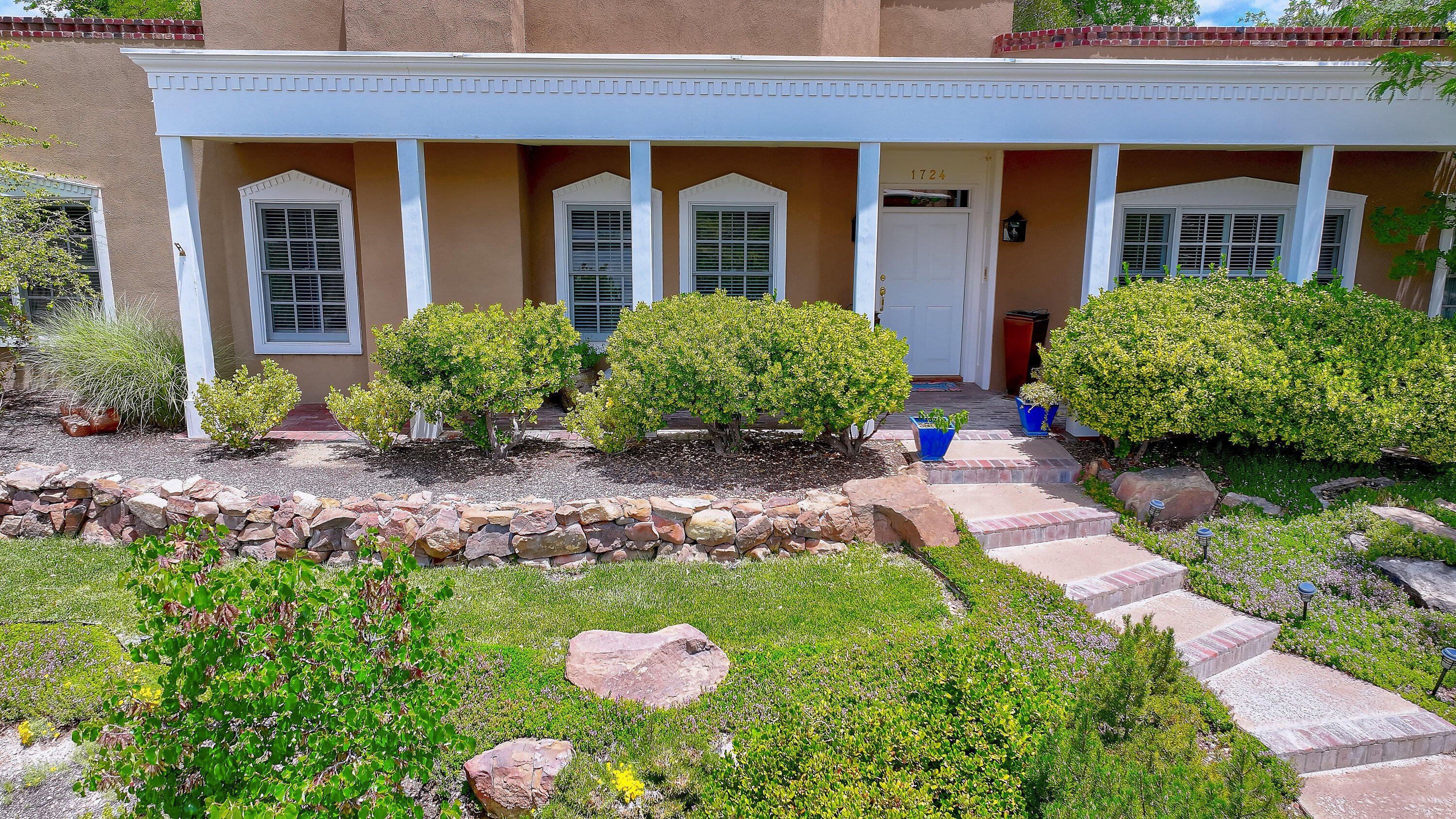 1724 AVENIDA ALTURAS NE