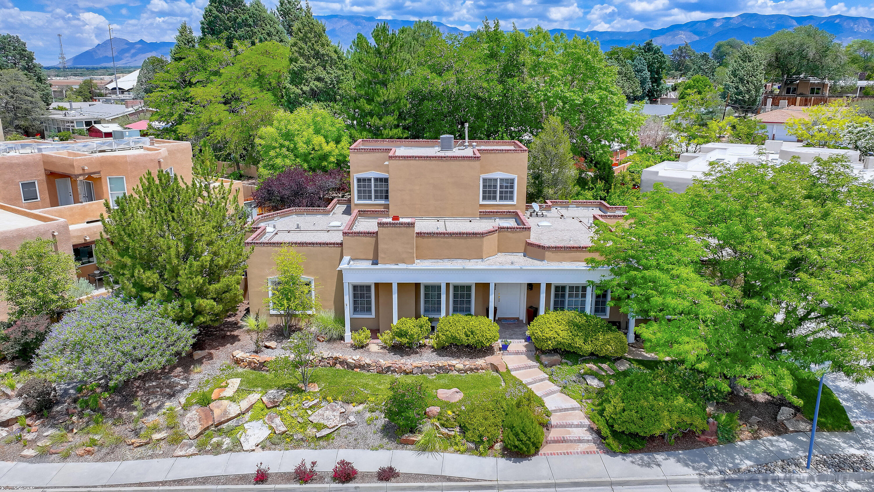 1724 AVENIDA ALTURAS NE